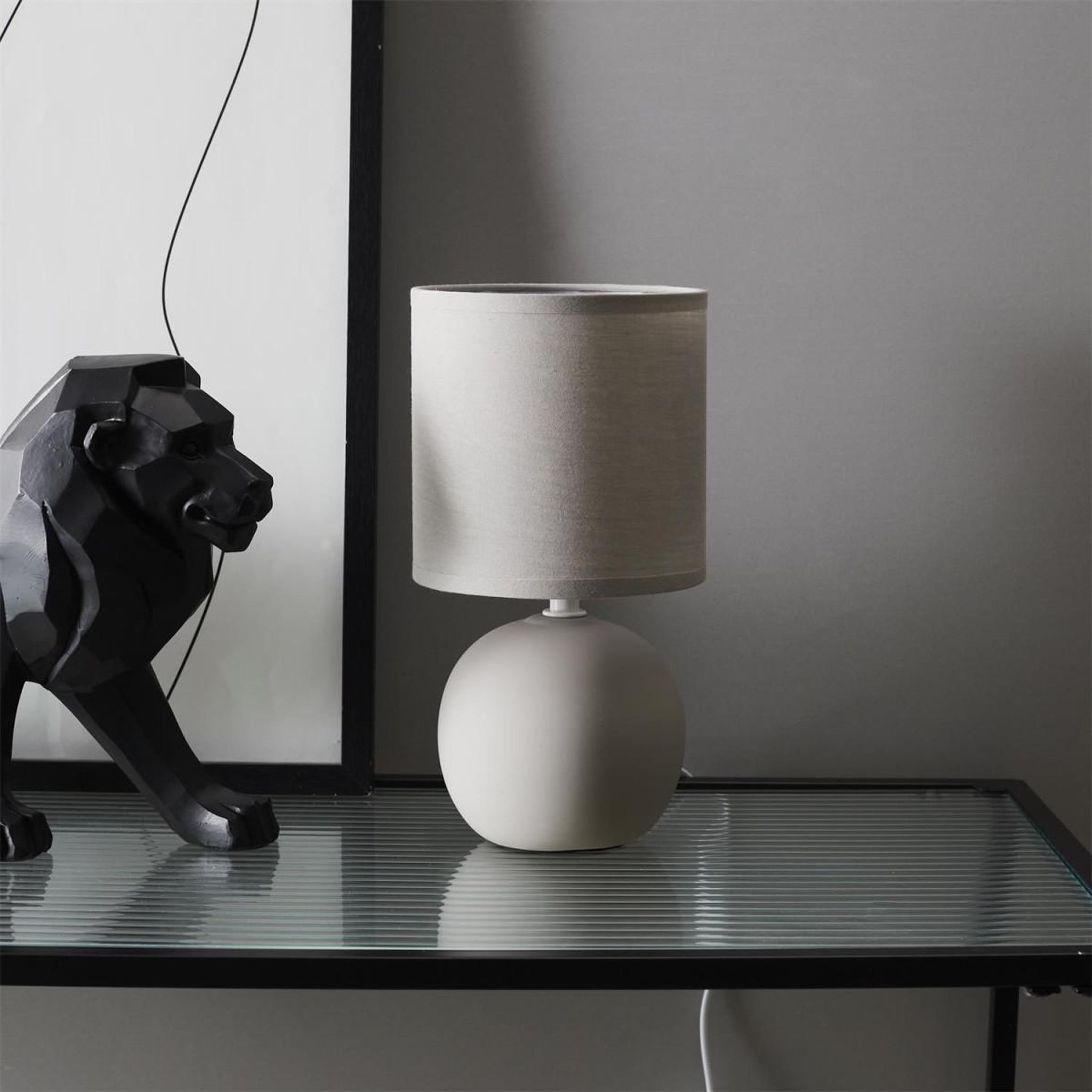 Voir la diapositive 2 : The Home Deco Factory Lampe à poser en céramique  loraine  25cm taupe