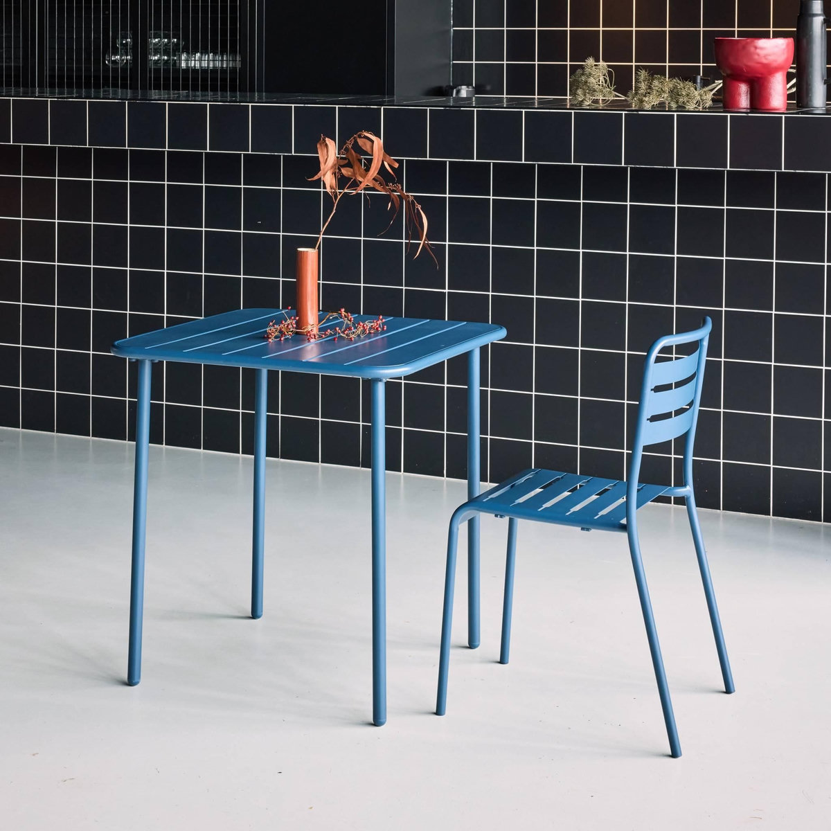 SWEEEK Table de jardin métal 2 places, Amelia 70 x 70cm