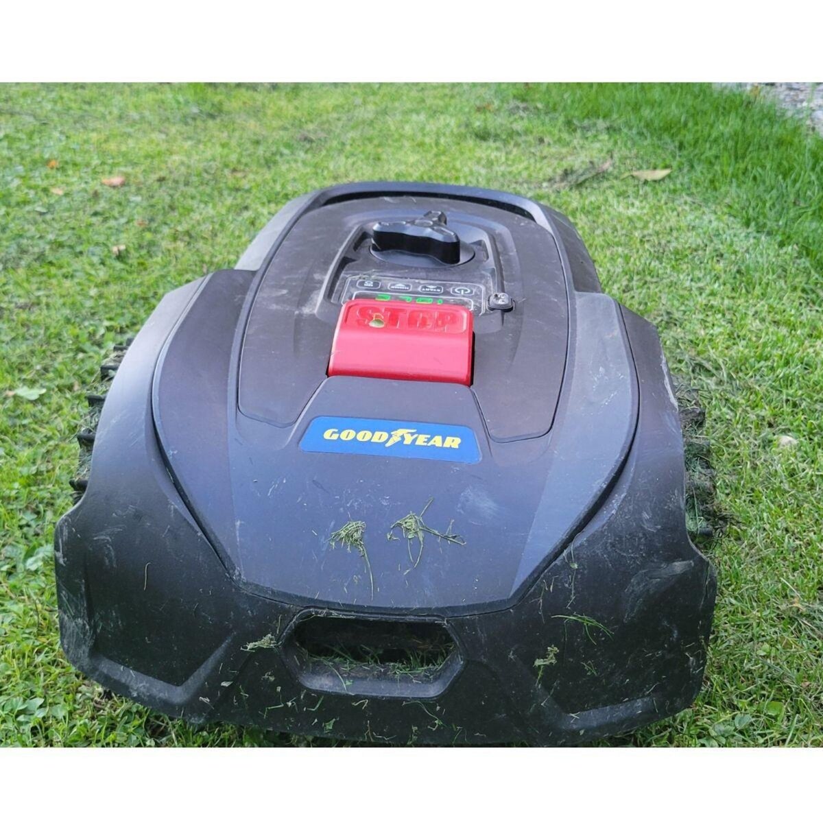 GOODYEAR Robot Tondeuse à Gazon 500m2 Batterie 20V 2.0Ah Station de charge Cable Périphérique 300m + Piquets GOODYEAR