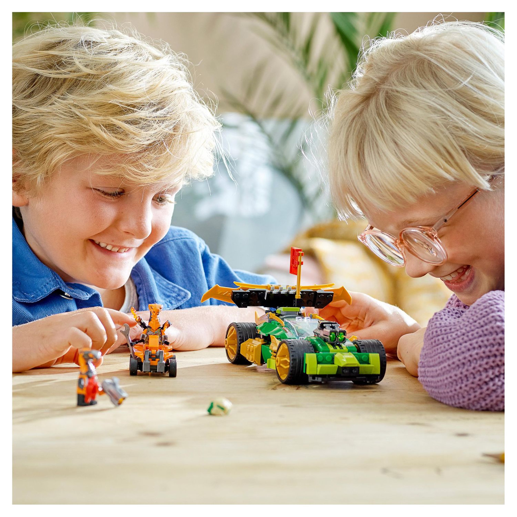 Voir la diapositive 8 : LEGO NINJAGO 71763 L&rsquo;Évolution Voiture De Course de Lloyd, Jouet pour Enfants dès 6 Ans