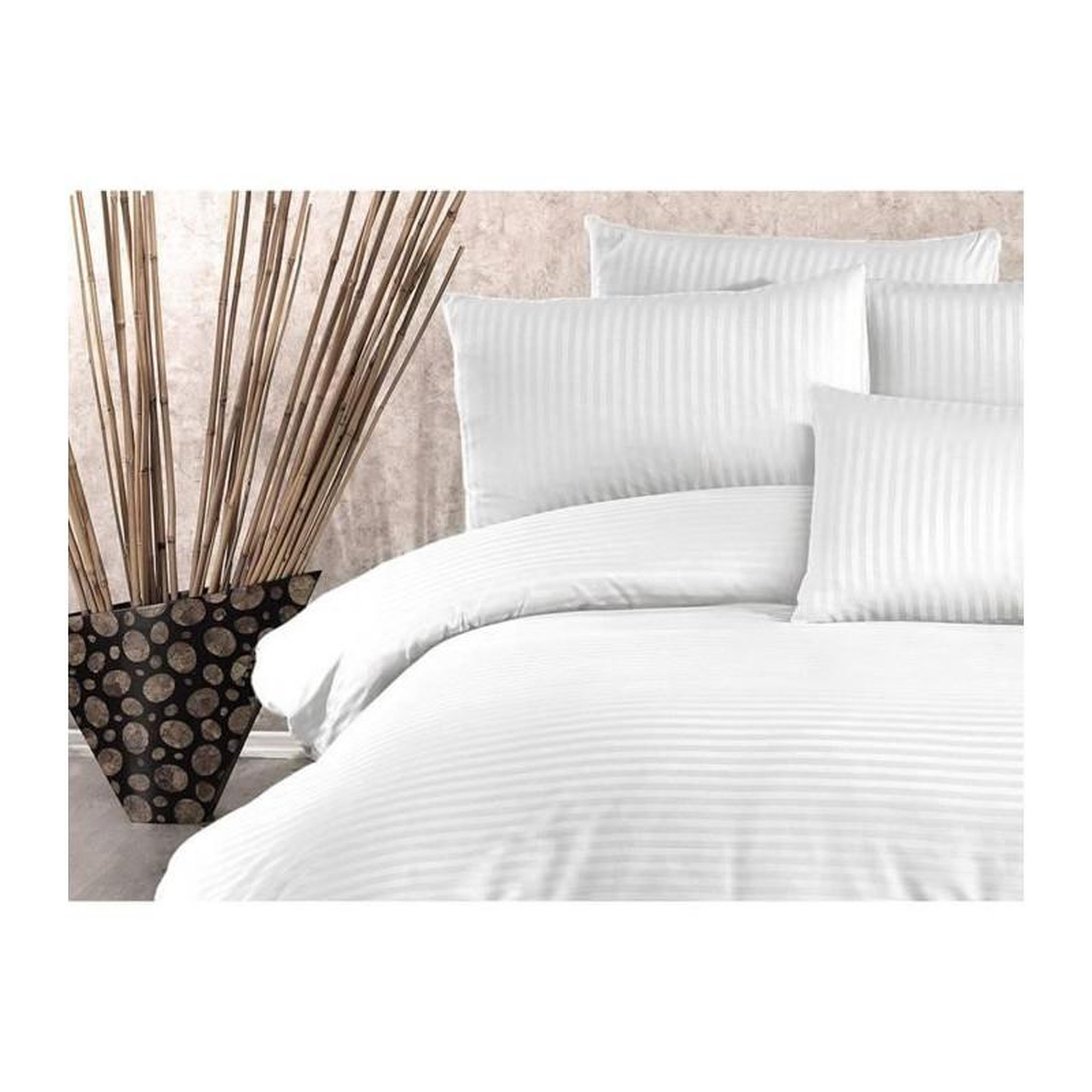 Voir la diapositive 2 : GENERIQUE Parure de lit - 1 housse de couette 220 x 240 cm + 2 taies d'oreiller 60 x 60 cm - 70% polyester, 30% coton - Blanc