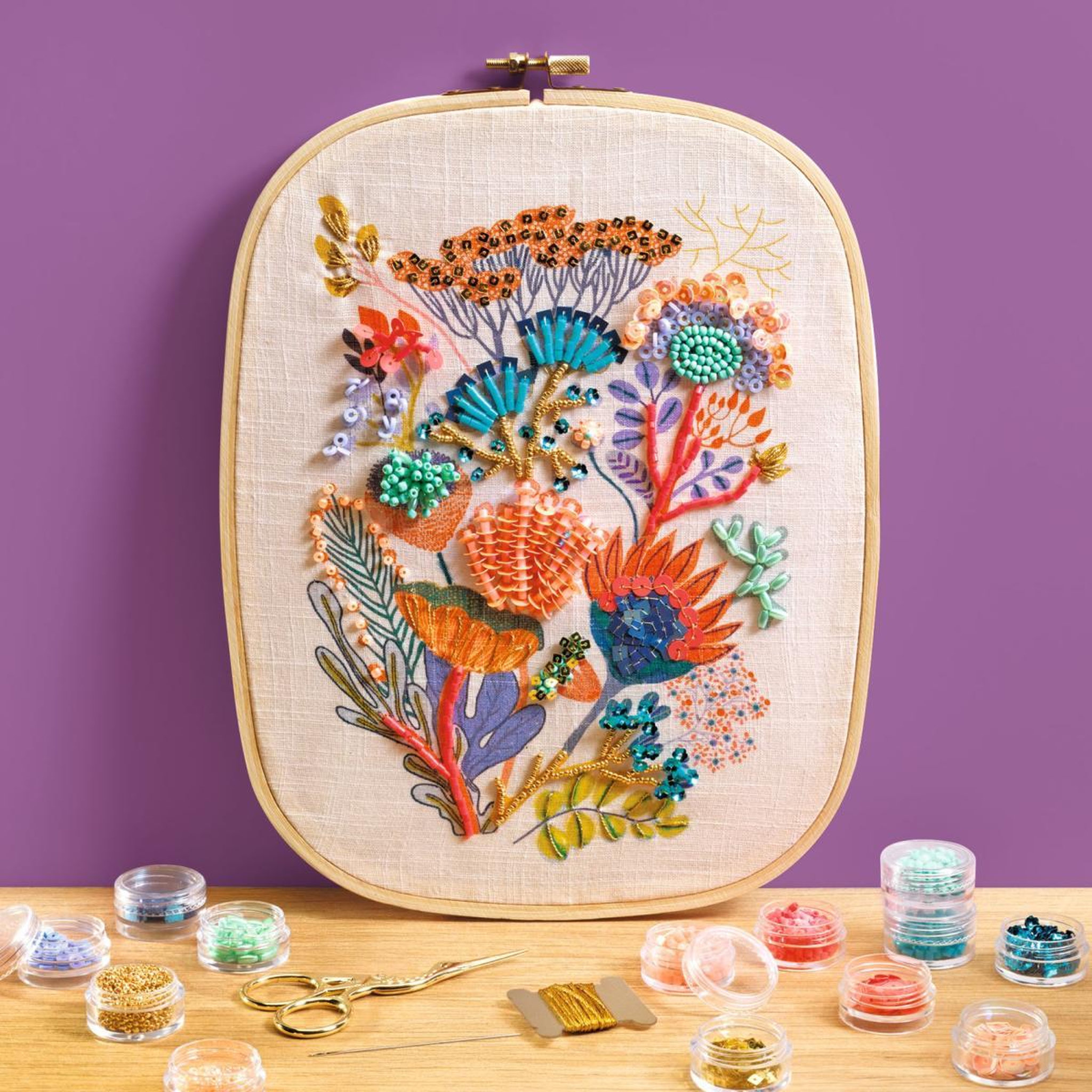 Voir la diapositive 2 : Djeco Coffret Atelier 58 - Perlage