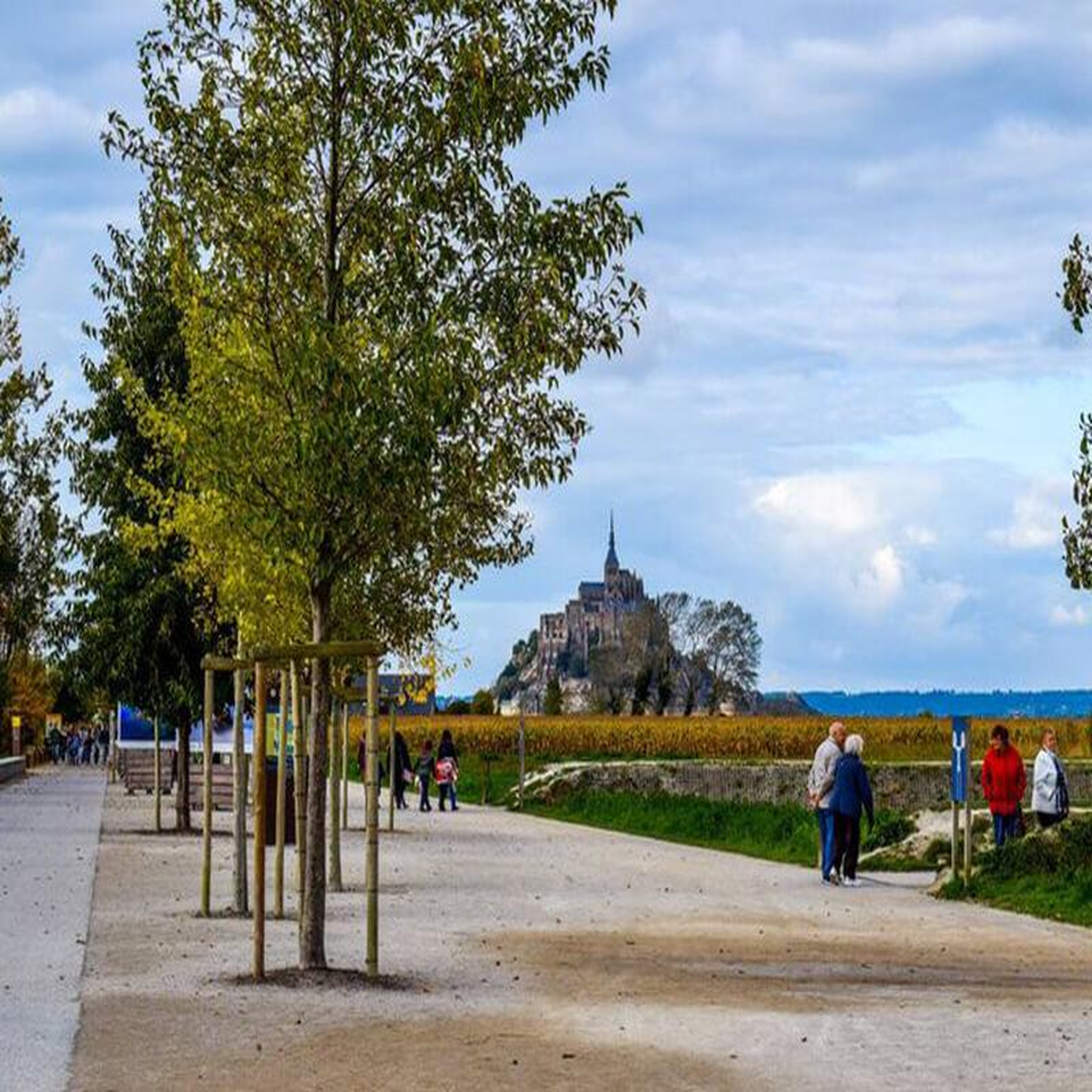 Voir la diapositive 6 : Smartbox Séjour 2 nuits avec 2h de visite guidée du mont Saint-Michel - Coffret Cadeau Multi-thèmes