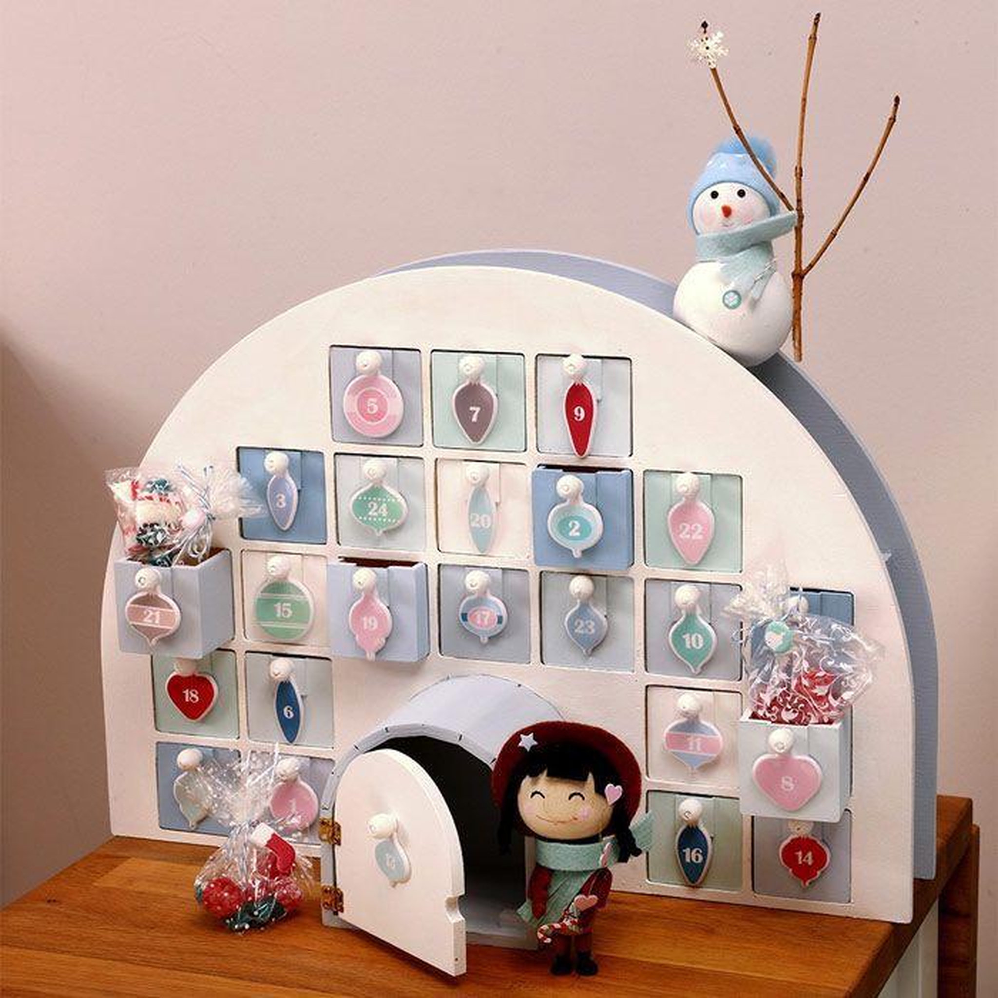 Voir la diapositive 2 : Artemio Calendrier de l'Avent Igloo 44 x 32 cm