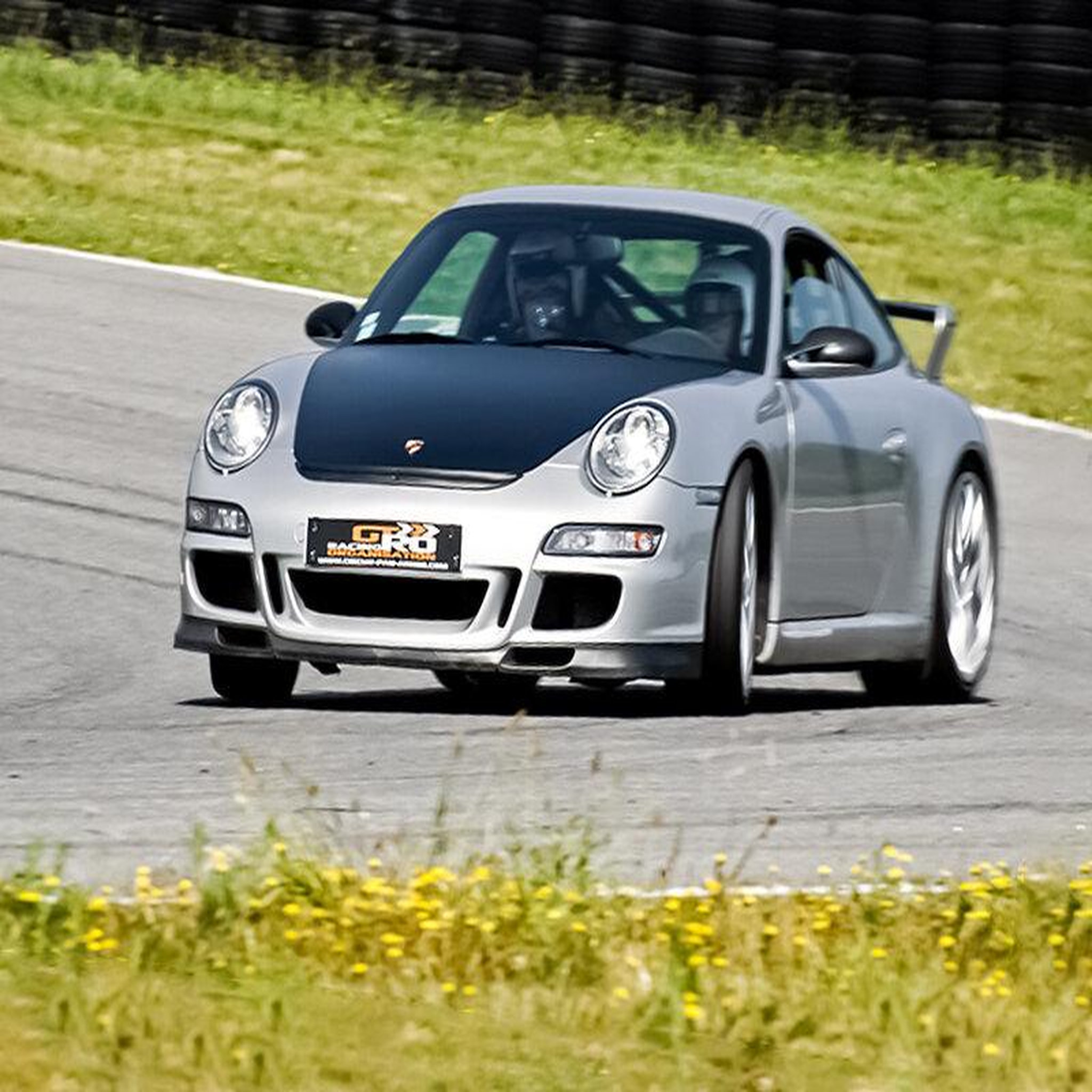 Voir la diapositive 3 : Smartbox Pilotage sur circuit : 2 tours au volant d'une Porsche 992 GT3 et 2 tours en Audi R8 V10 - Coffret Cadeau Sport & Aventure