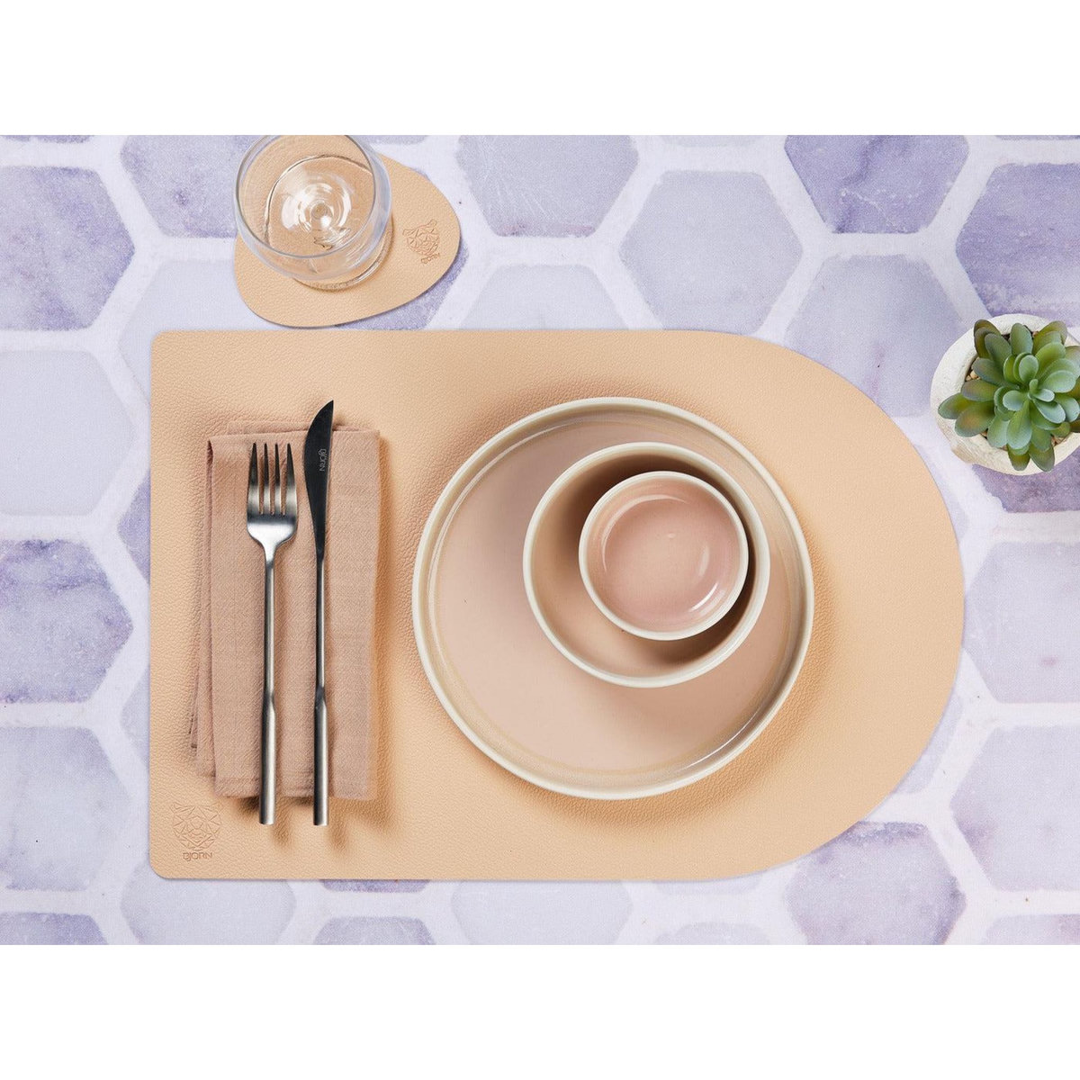 BJORN Set de table rectangovale réversible - 6 pièces - Cuir recyclé rose pâle et vert pâle