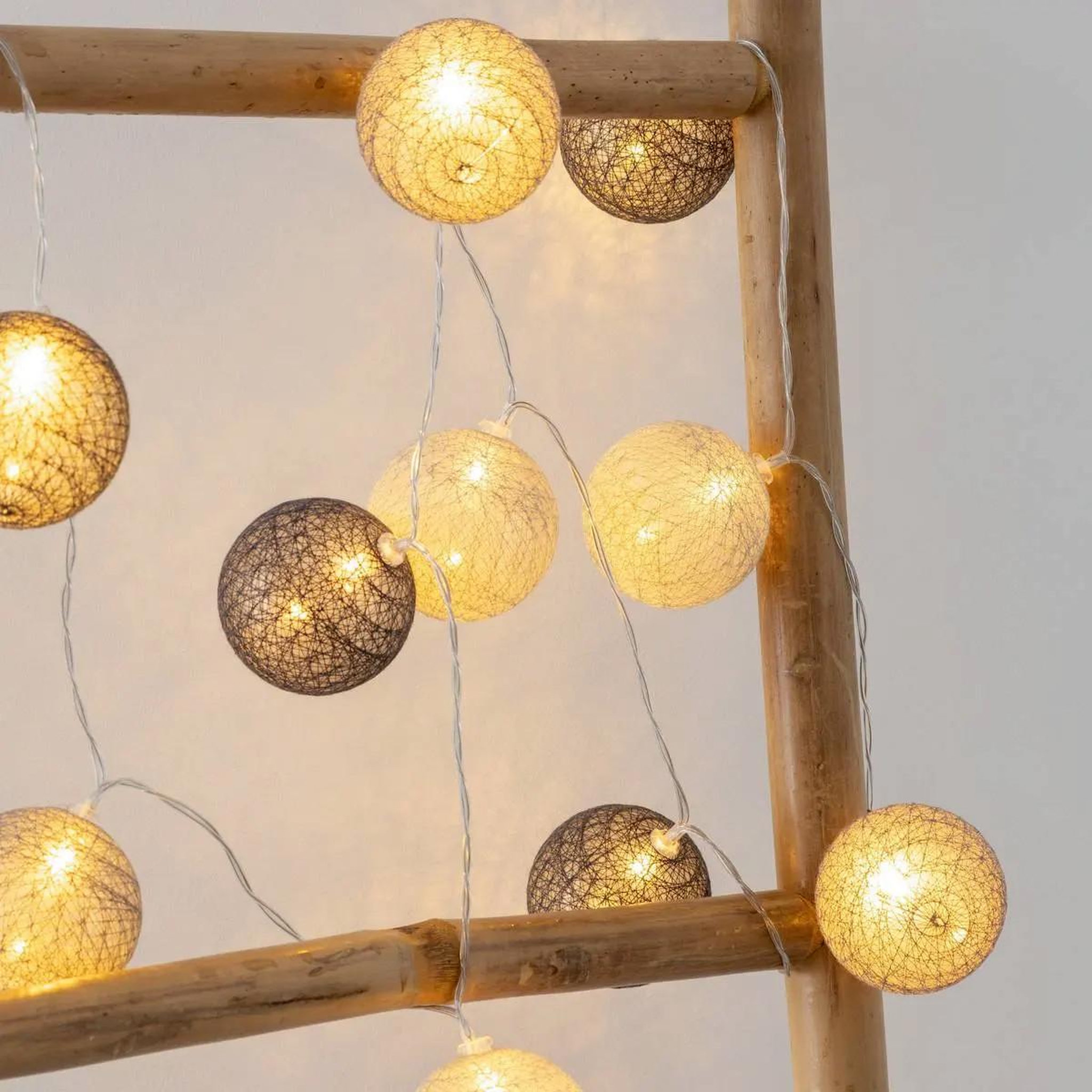 Voir la diapositive 2 : ATMOSPHERA Guirlande led 10 boules  smoky  165cm gris & noir