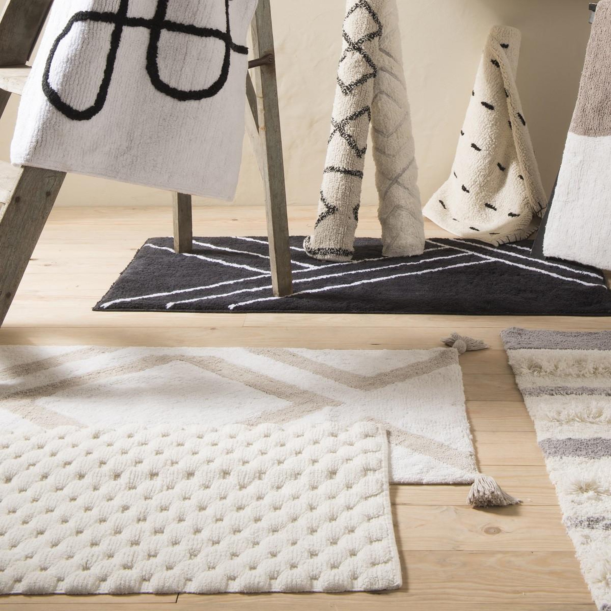 Voir la diapositive 5 : GUY LEVASSEUR Tapis de bain déco uni en coton 50x80cm