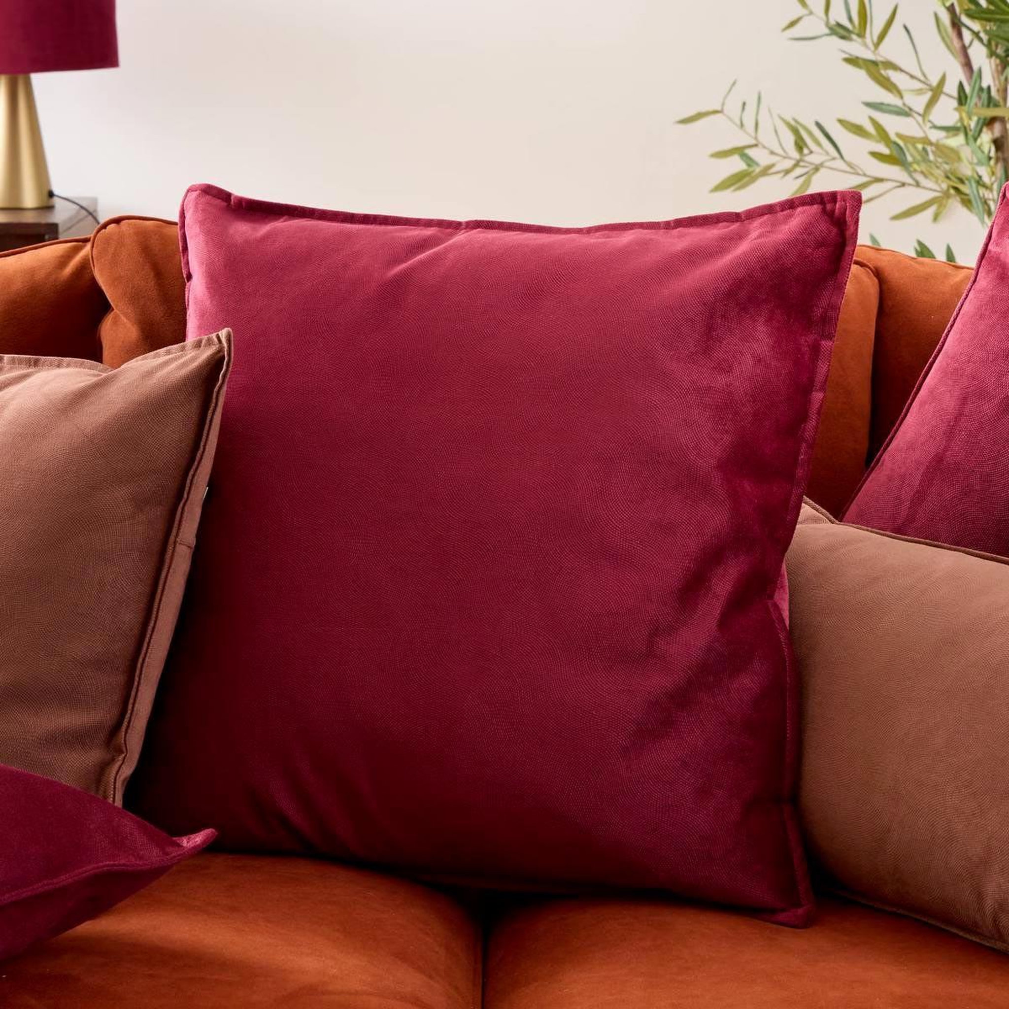 Voir la diapositive 5 : ATMOSPHERA Coussin déco uni  lilou  55x55cm rouge grenat