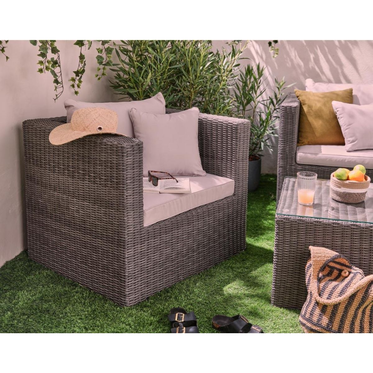 BEST MOBILIER Palavas - salon bas de jardin 5 places + table - en résine tressée - gris avec coussins beiges