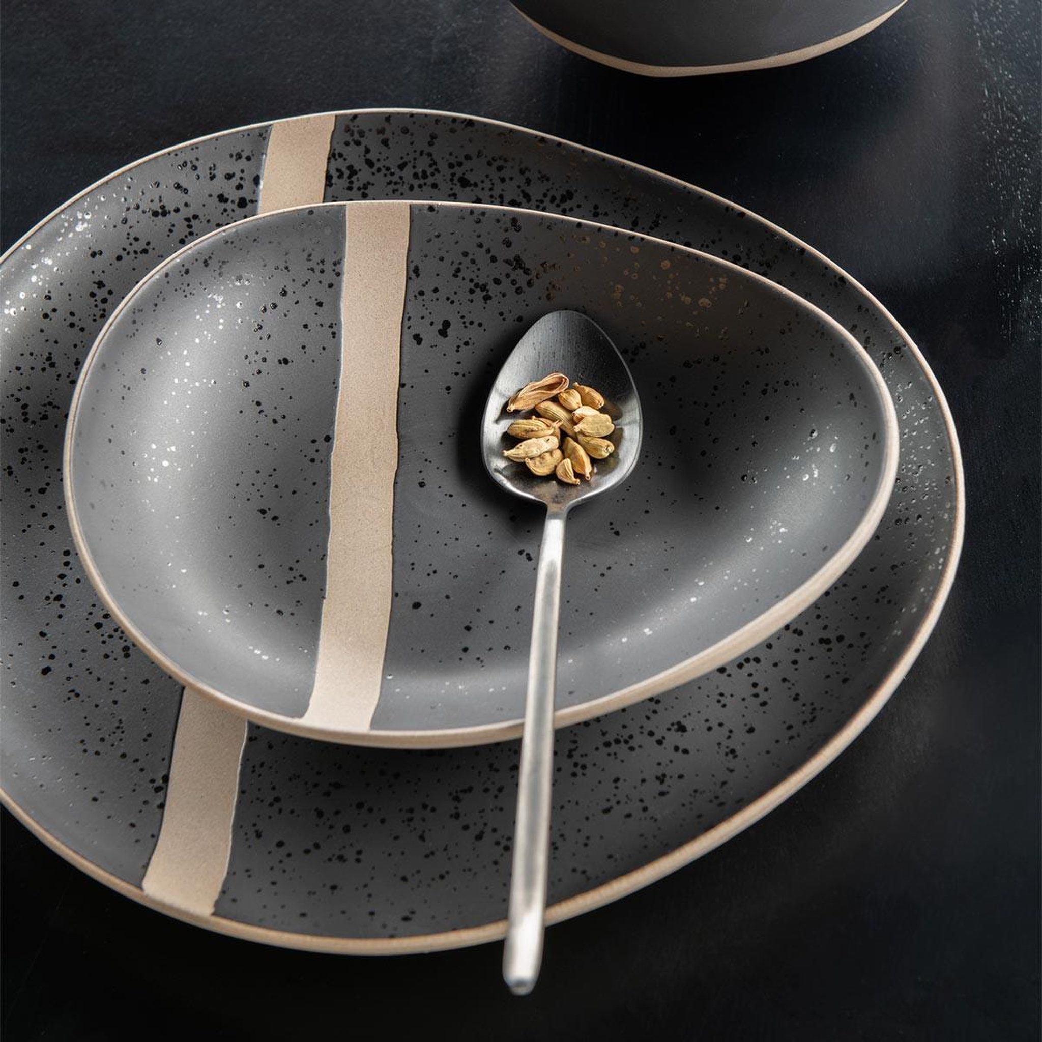 Voir la diapositive 3 : J-LINE Ménagère 24 Pièces en Inox  Irvin Brillant  27cm Noir