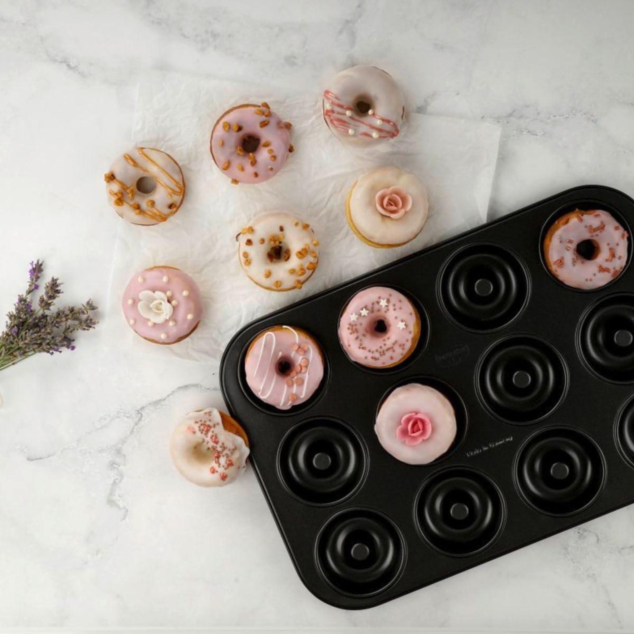 Voir la diapositive 2 : DR.OETKER Moule donut et bagel 12 empreintes 26,5 x 38,5 cm dr. Oetker tradition