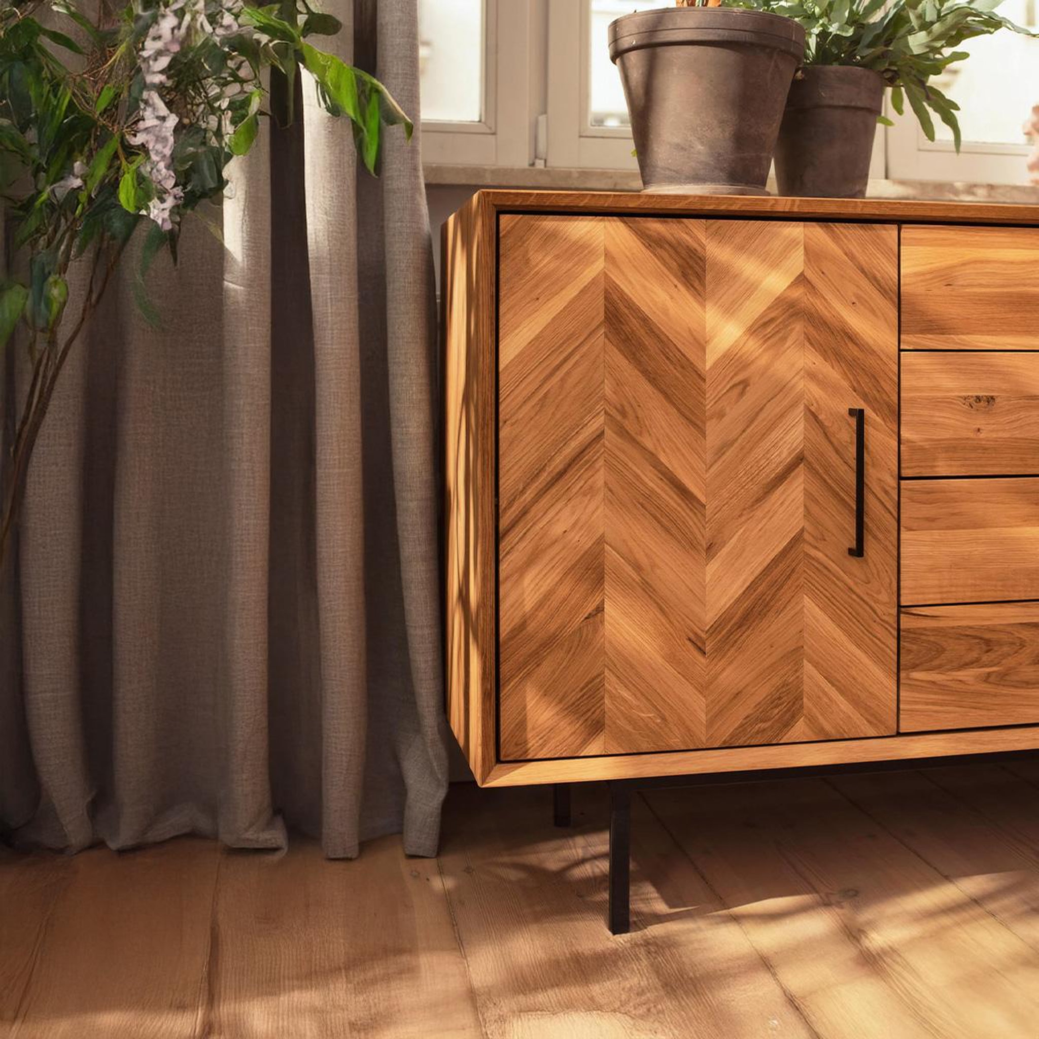 Voir la diapositive 3 : MAISON AUBERTIN Meuble bas bois hêtre 2 portes paola 144x45 cm - Naturel