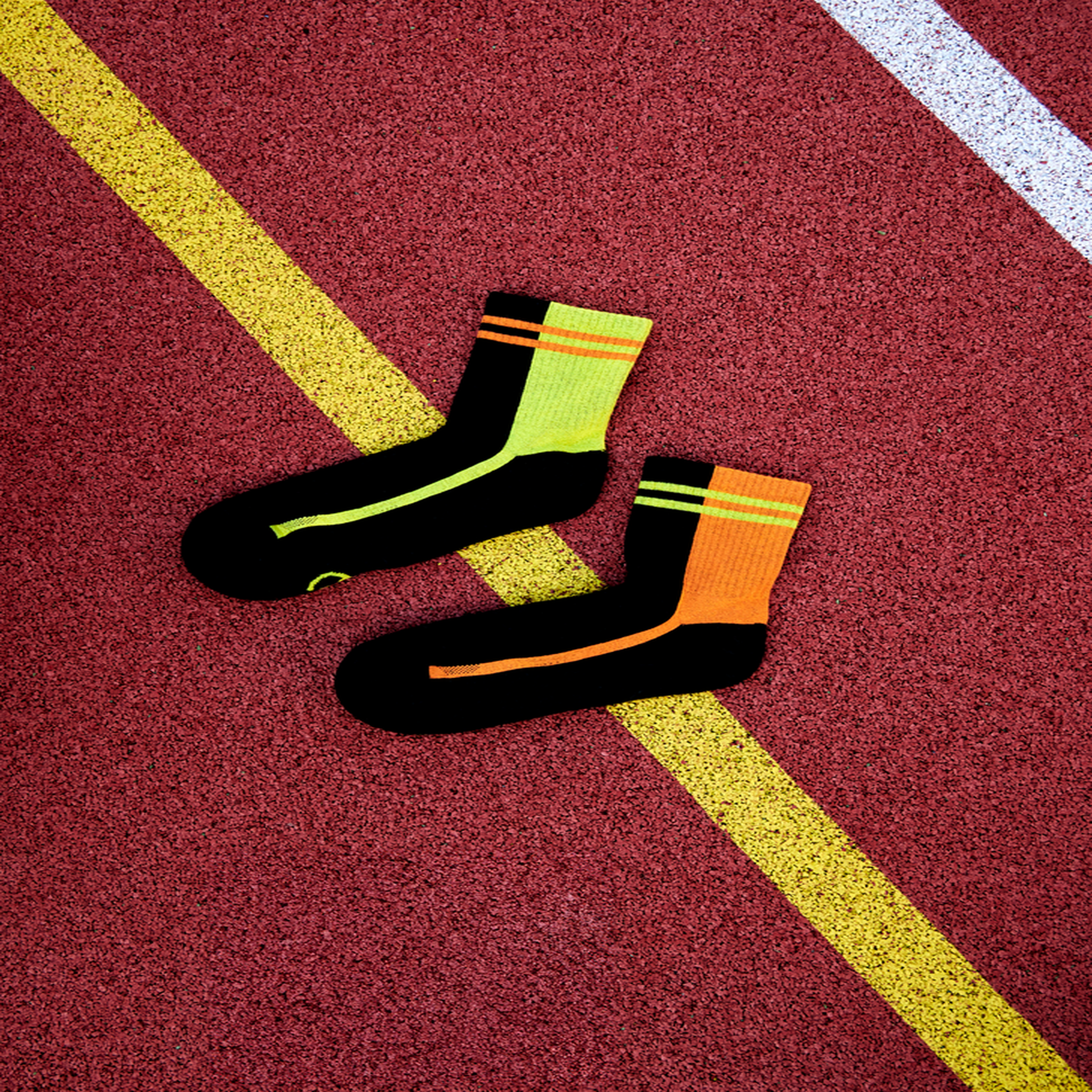 Voir la diapositive 2 : DEDOLES Chaussettes sport coolmax® courtes rayures orange et vert
