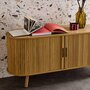 Voir la diapositive 4 : SWEEEK Meuble TV scandinave 2 portes coulissantes. 4 compartiments. effet bois rainuré naturel. L120 x 40 x 57 cm