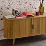 Voir la diapositive 4 : SWEEEK Meuble TV scandinave 2 portes coulissantes. 4 compartiments. effet bois rainuré naturel. L120 x 40 x 57 cm