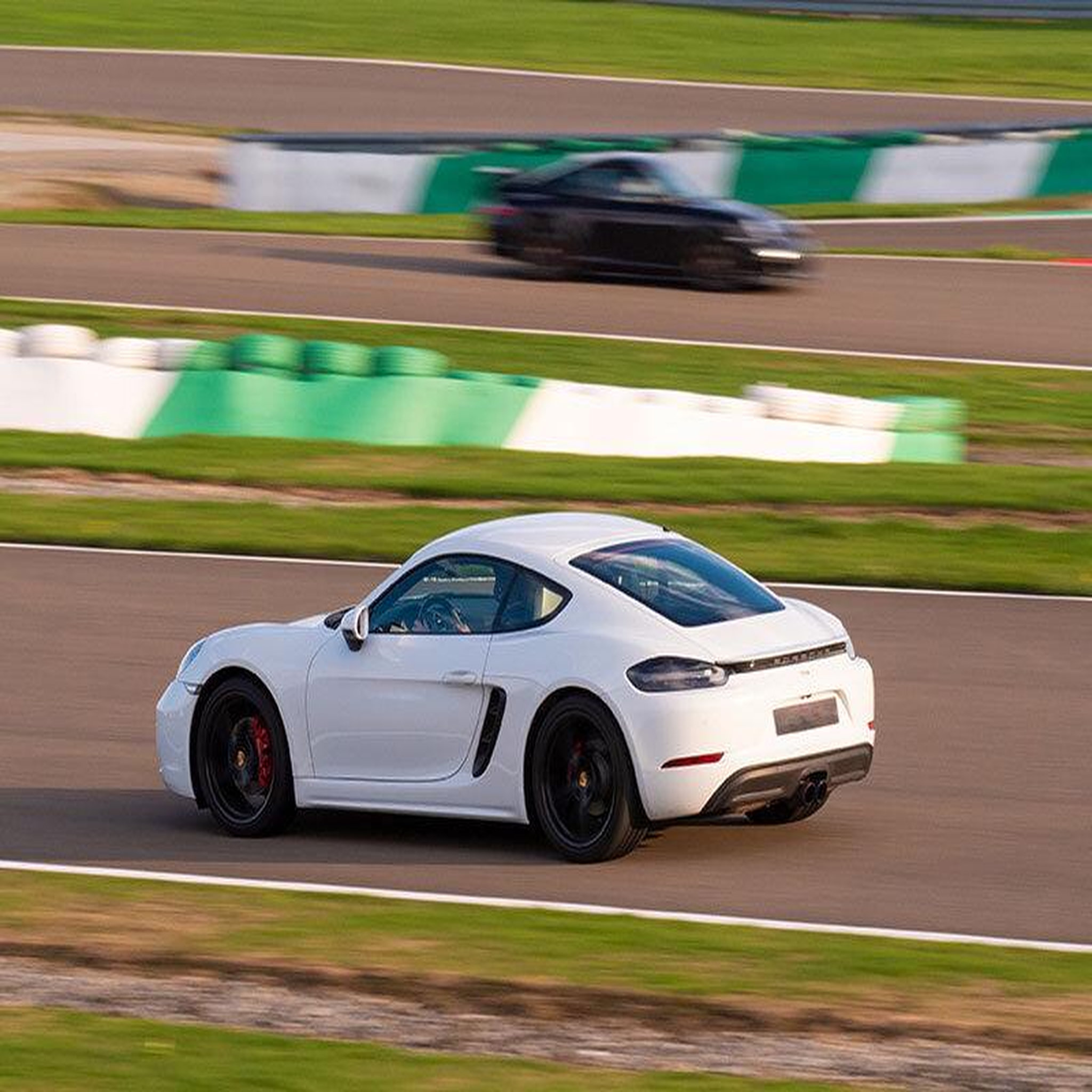 Voir la diapositive 4 : Smartbox Stage de pilotage : 4 tours sur le circuit de Mirecourt en Porsche Cayman S 718 - Coffret Cadeau Sport & Aventure