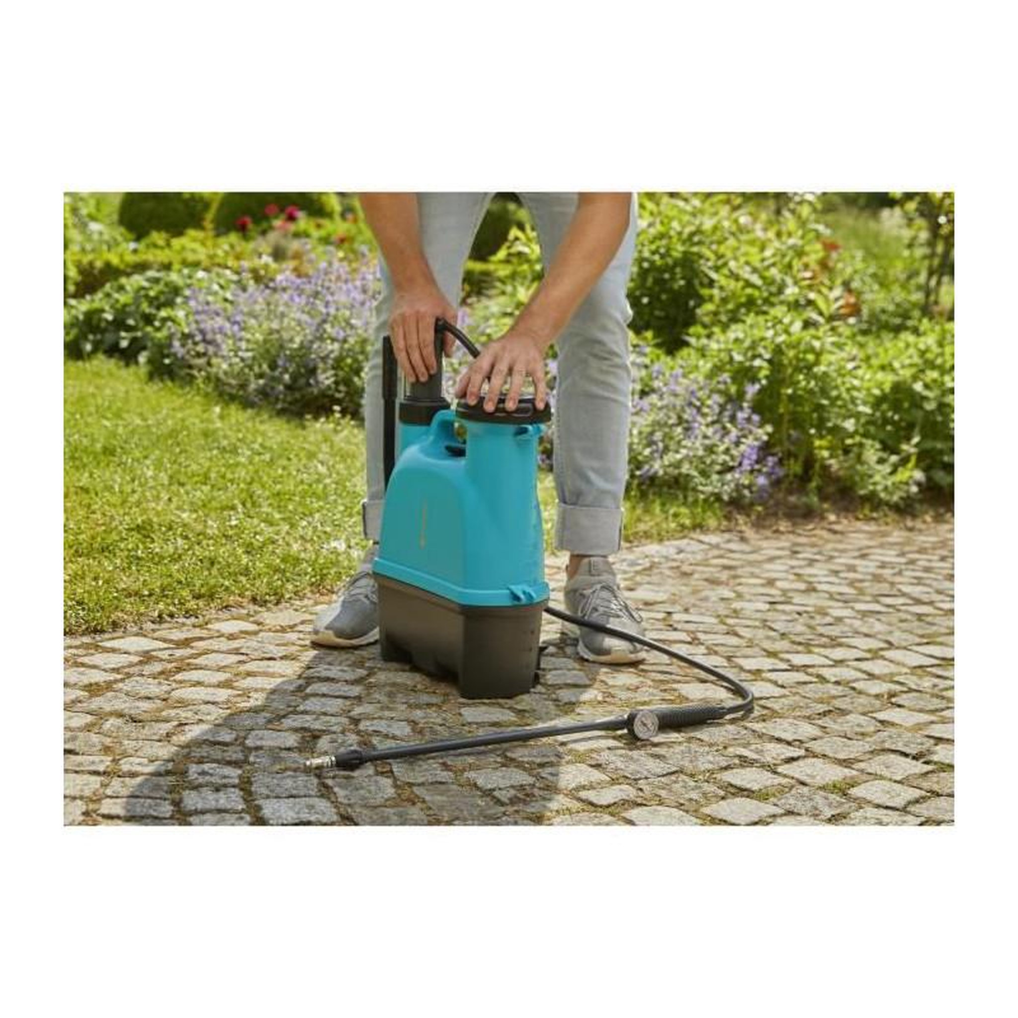 Voir la diapositive 2 : Gardena GARDENA Pulverisateur a dos - Capacite 12L - Tuyau 125cm - Forme ergonomique + bretelle de portage - Lance telescopique - 11140-