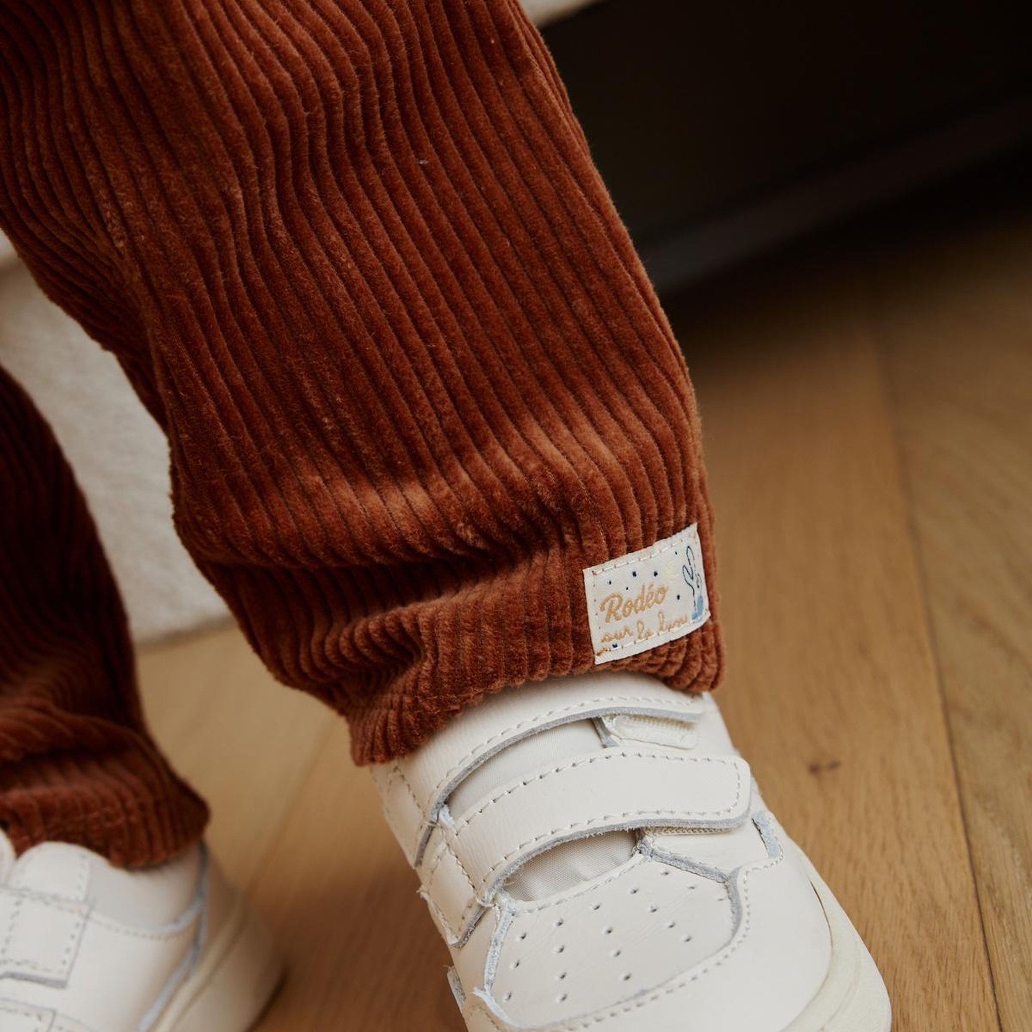 Voir la diapositive 6 : PETIT BEGUIN Pantalon bébé en velours côtelé moka