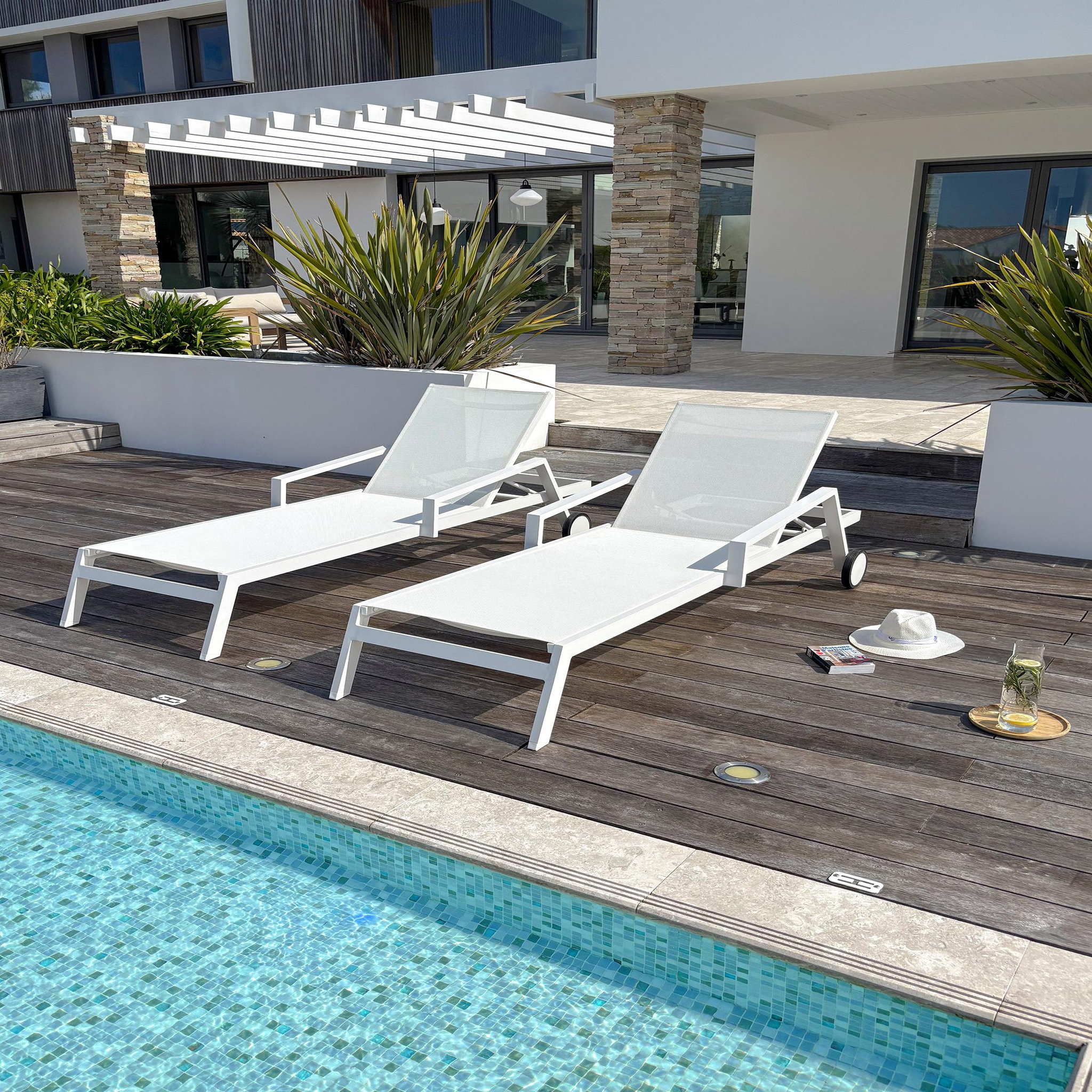 Voir la diapositive 2 : DCB GARDEN Lot de 2 bains de soleil en aluminium et toile plastifiée