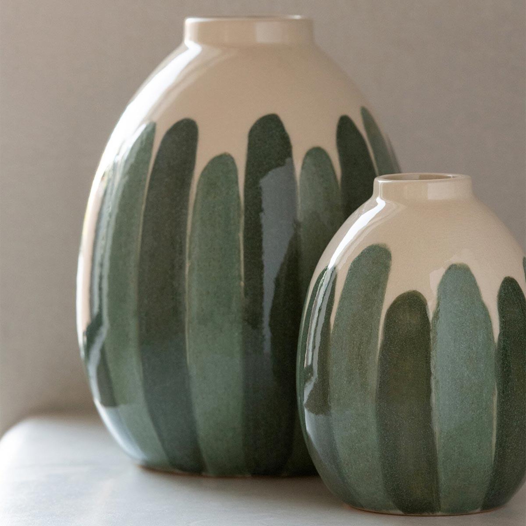 Voir la diapositive 2 : J-LINE Vase design en grès  joris  20cm vert