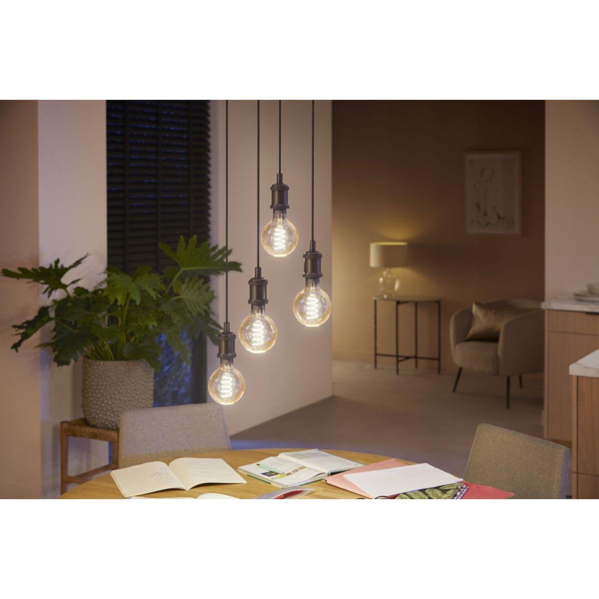 Voir la diapositive 2 : Philips Ampoule LED connectée HUE White Ambiance E27 7W Globe Filament