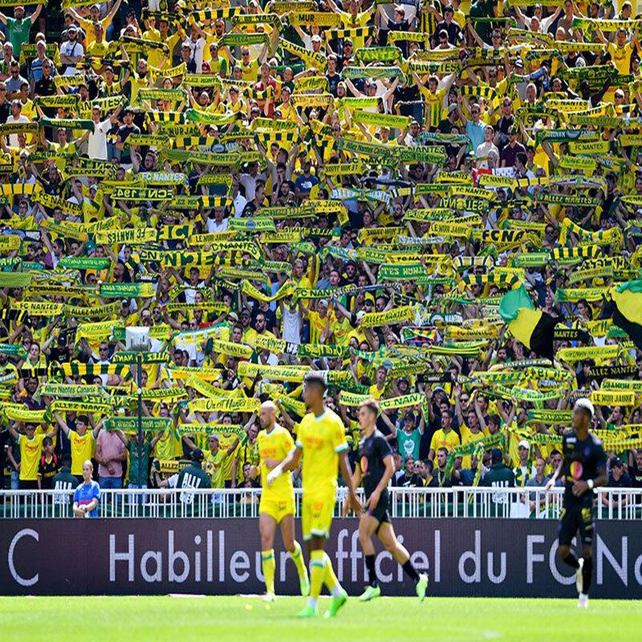 Voir la diapositive 2 : Smartbox FC Nantes : bon cadeau de 99,90 € sur la billetterie pour un match au choix pour 2 personnes - Coffret Cadeau Sport & Aventure