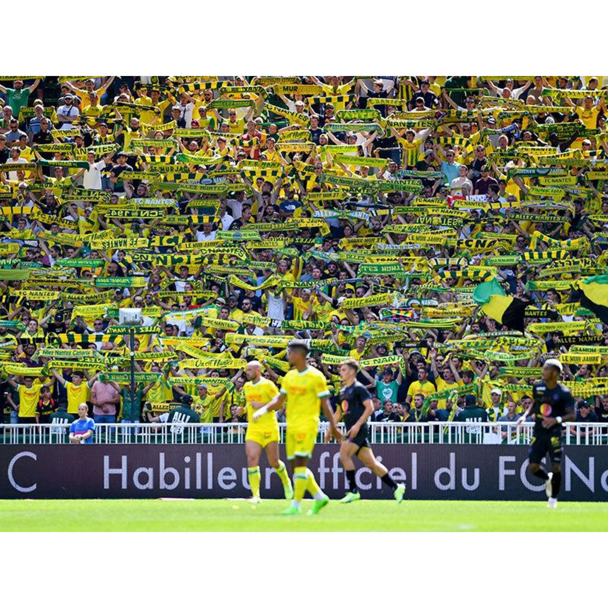 Smartbox FC Nantes : bon cadeau de 99,90 € sur la billetterie pour un match au choix pour 2 personnes - Coffret Cadeau Sport & Aventure