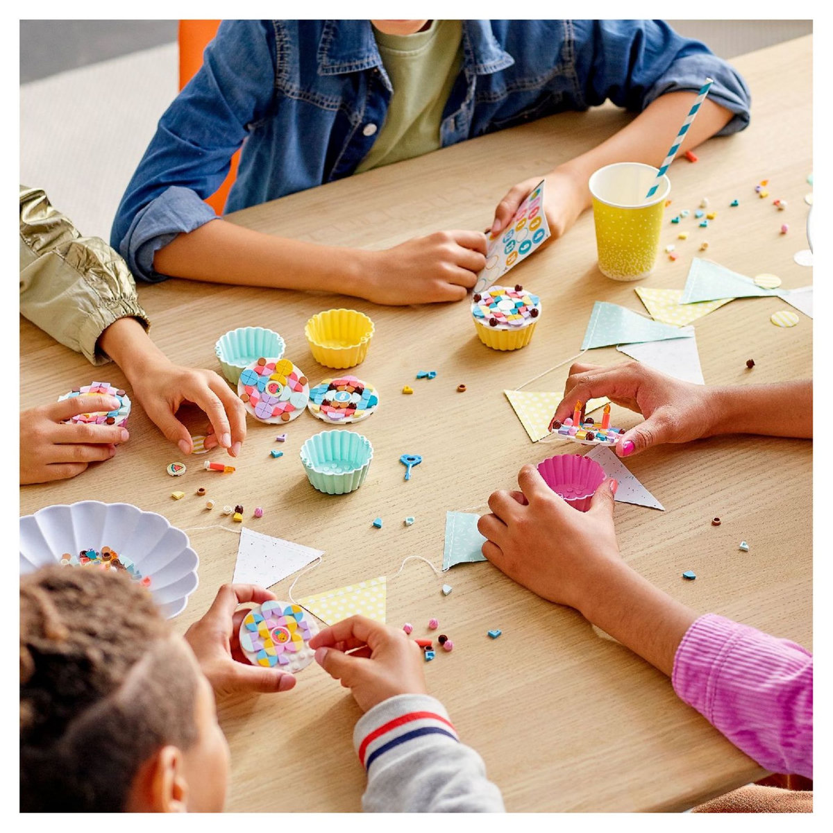 LEGO DOTS 41926 Kit Créatif de Fête avec Cupcakes, Décoration d'Anniversaire, Bricolage