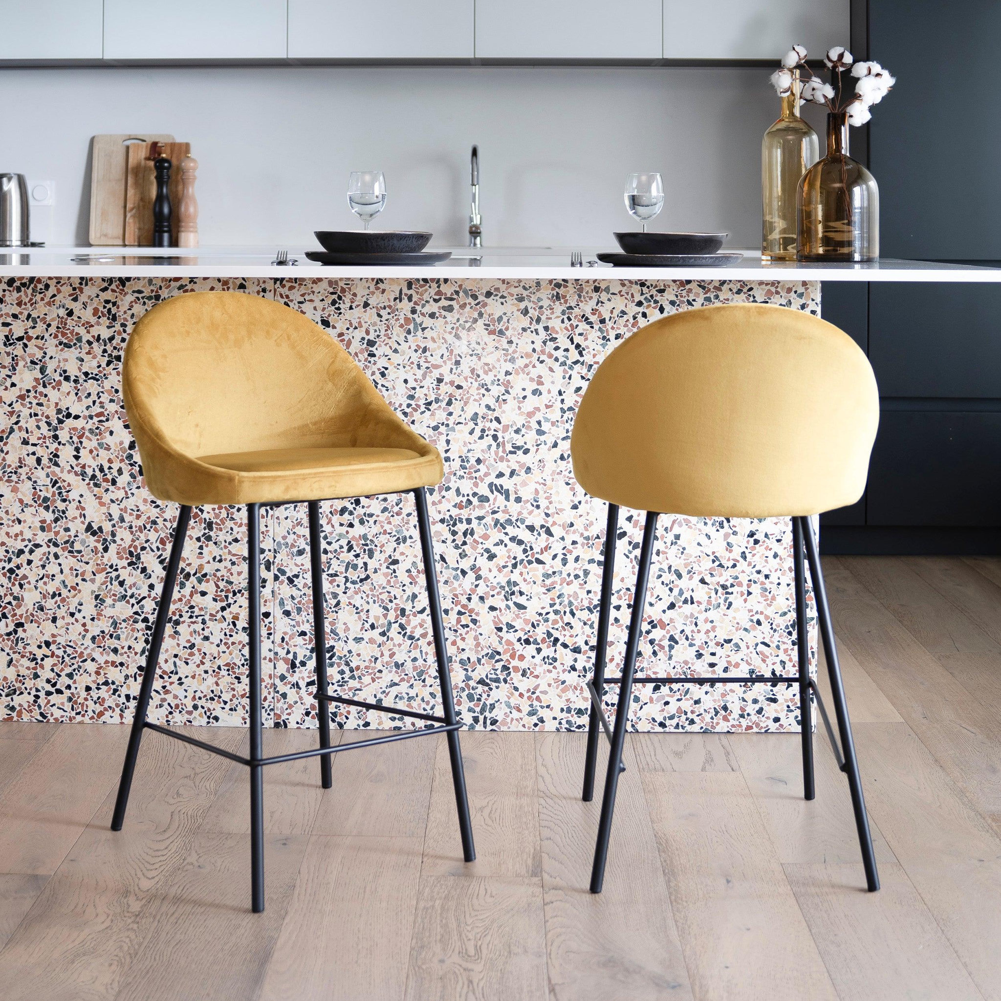 Voir la diapositive 2 : MAISON PAVANE Lot de 2 chaises pour îlot central 65 cm en velours jaune-misty