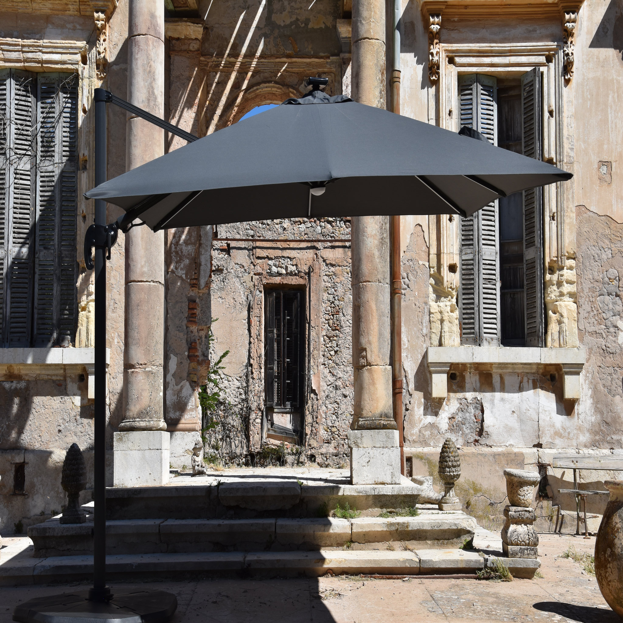 Voir la diapositive 1 : Parasol déporté 3x3m aluminium à bandeau LED gris CAPEO