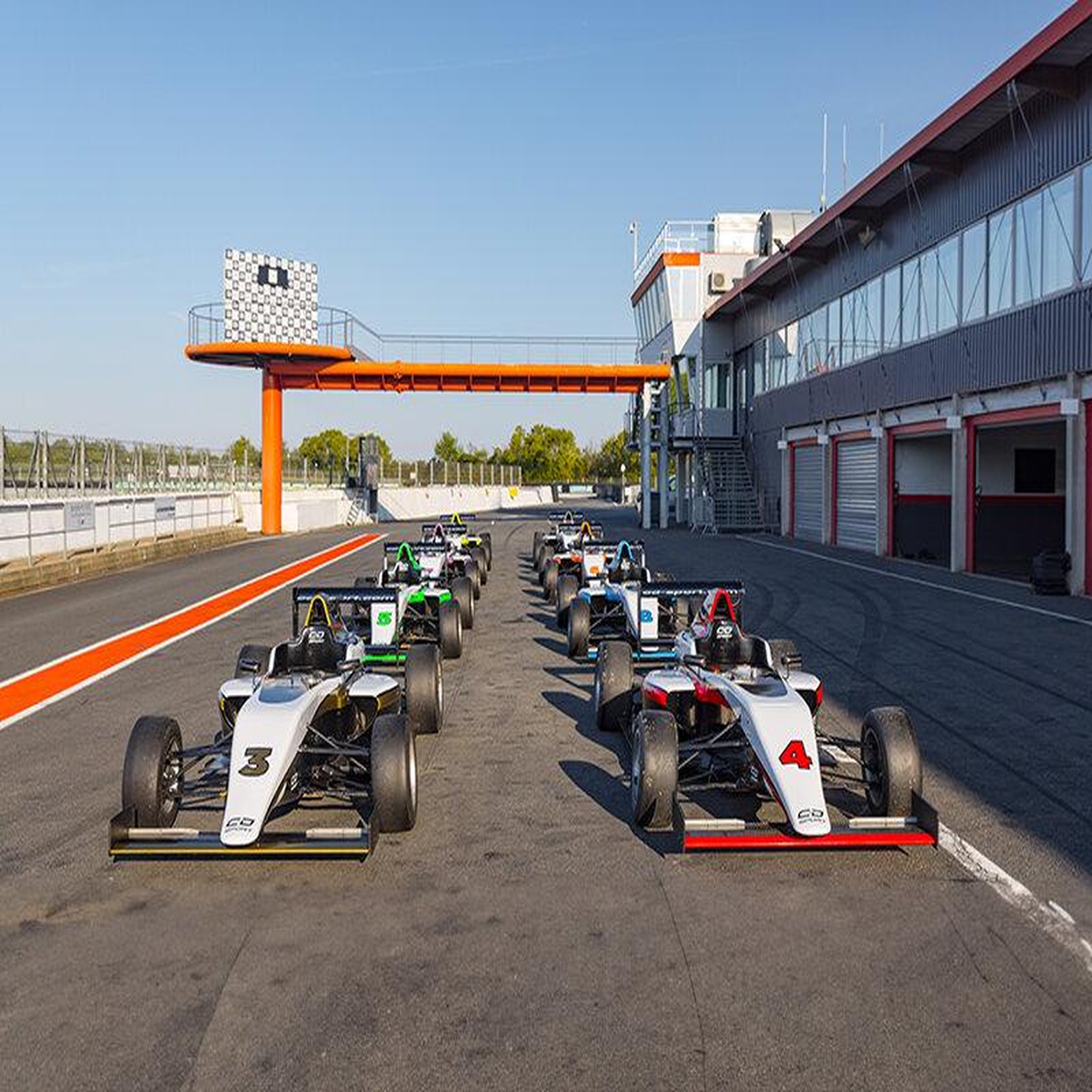 Voir la diapositive 3 : Smartbox Stage de pilotage monoplace : 15 tours sur le circuit de nogaro en formule 4 tatuus - coffret cadeau sport & aventure