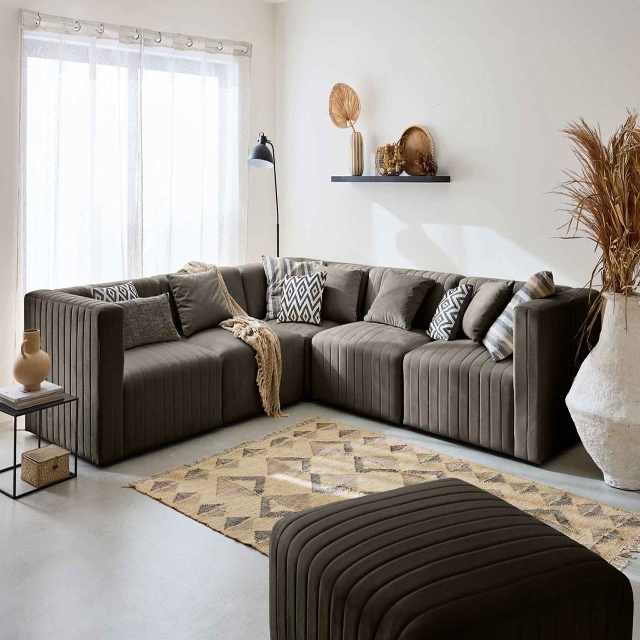 Voir la diapositive 1 : LISA DESIGN Nova - canapé modulable d'angle réversible - 6 places - avec pouf d'appoint - en velours