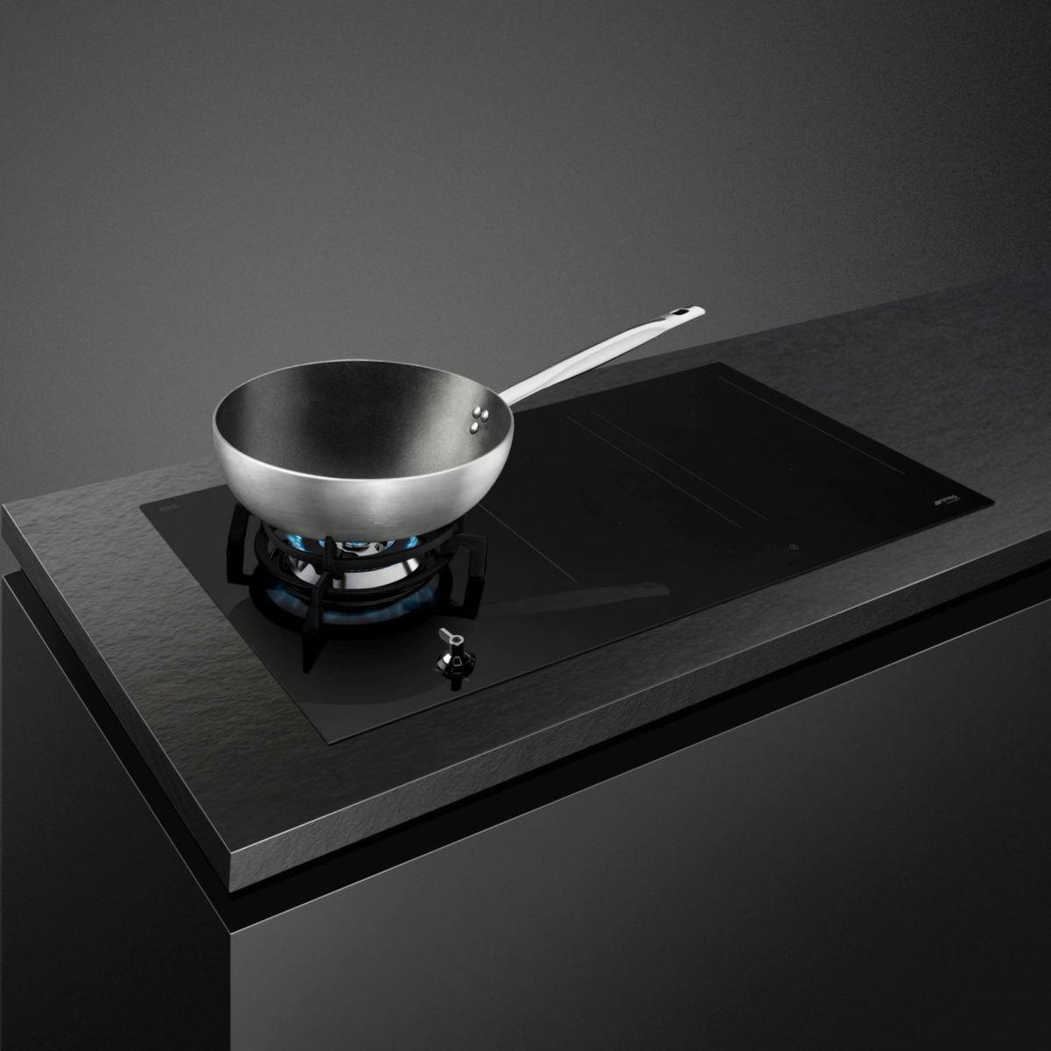 Voir la diapositive 5 : SMEG Plaque mixte induction gaz pm3953d