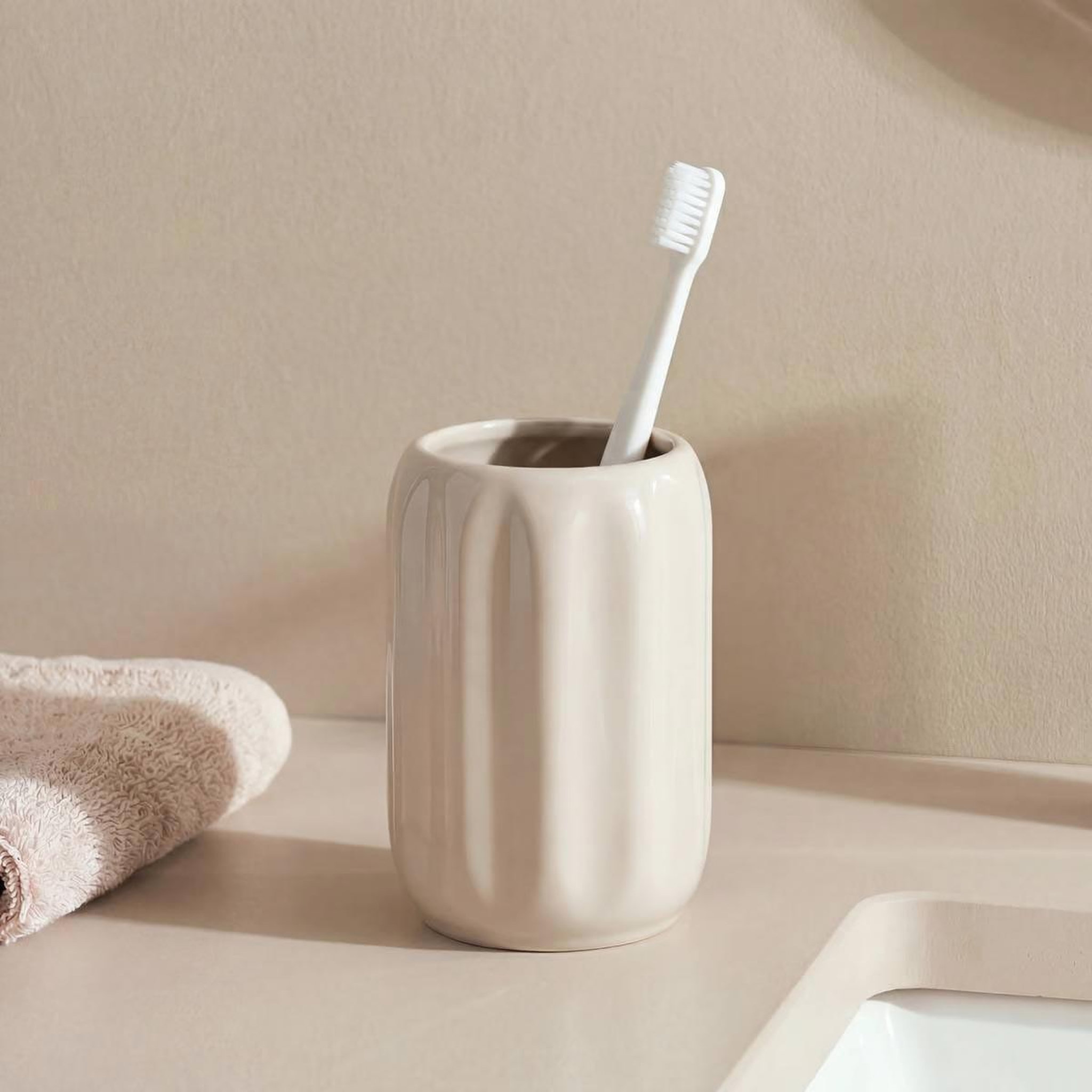 Voir la diapositive 2 : FIVE Pot à brosse à dents en grès  suny colorama  12cm beige lin