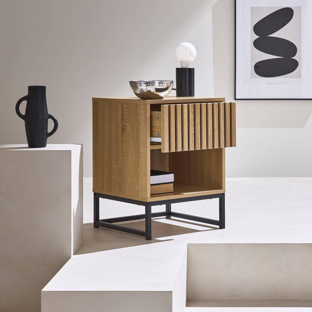 SWEEEK Table de chevet style contemporain avec 1 tiroir effet bois rainuré (système d'ouverture par pression) et 1 niche. piètement en métal noir