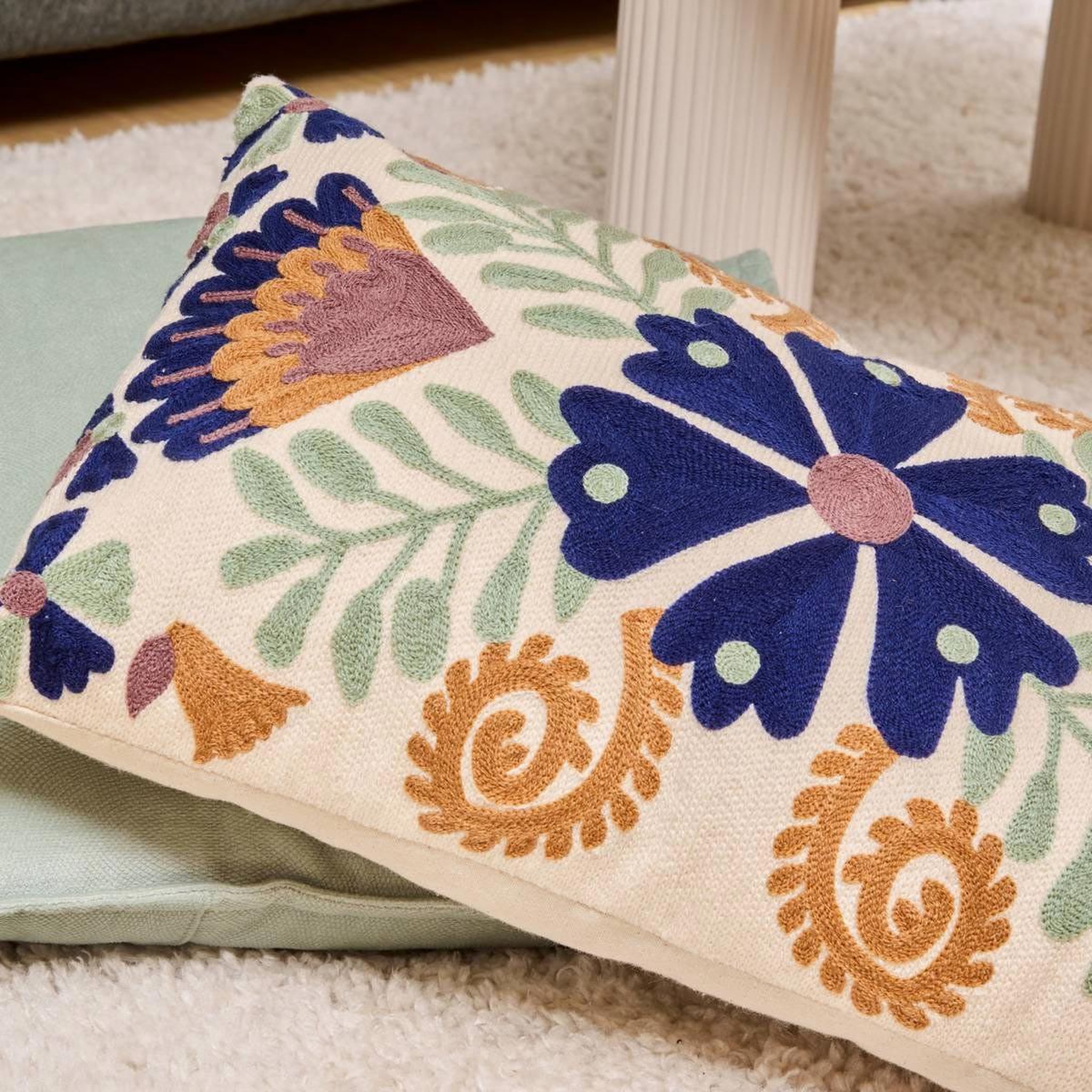 Voir la diapositive 4 : ATMOSPHERA Coussin déco brodé  hary  30x50cm multicolore