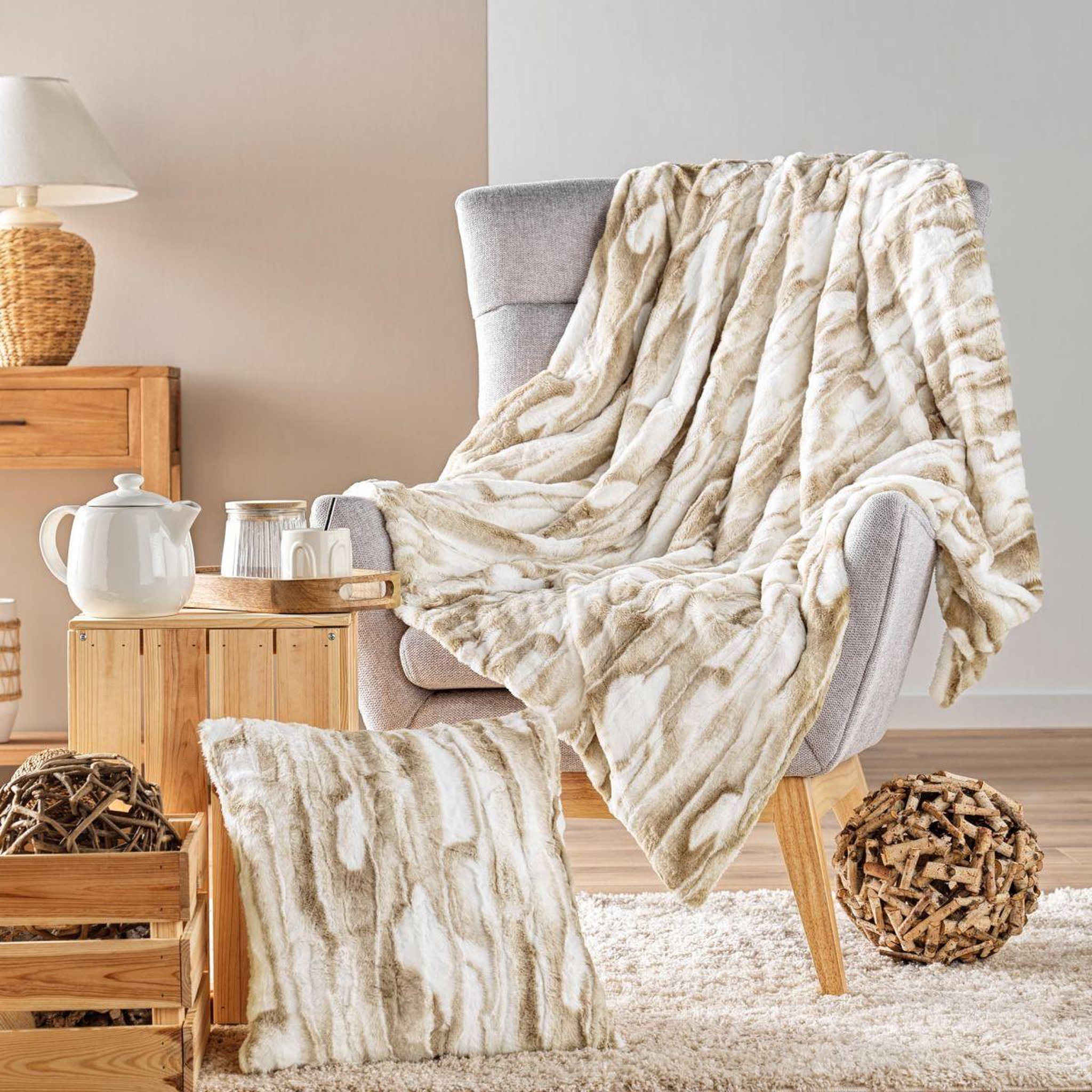 Voir la diapositive 4 : Douceur d'Intérieur Coussin imitation fourrure  cheyenne  45x45cm naturel