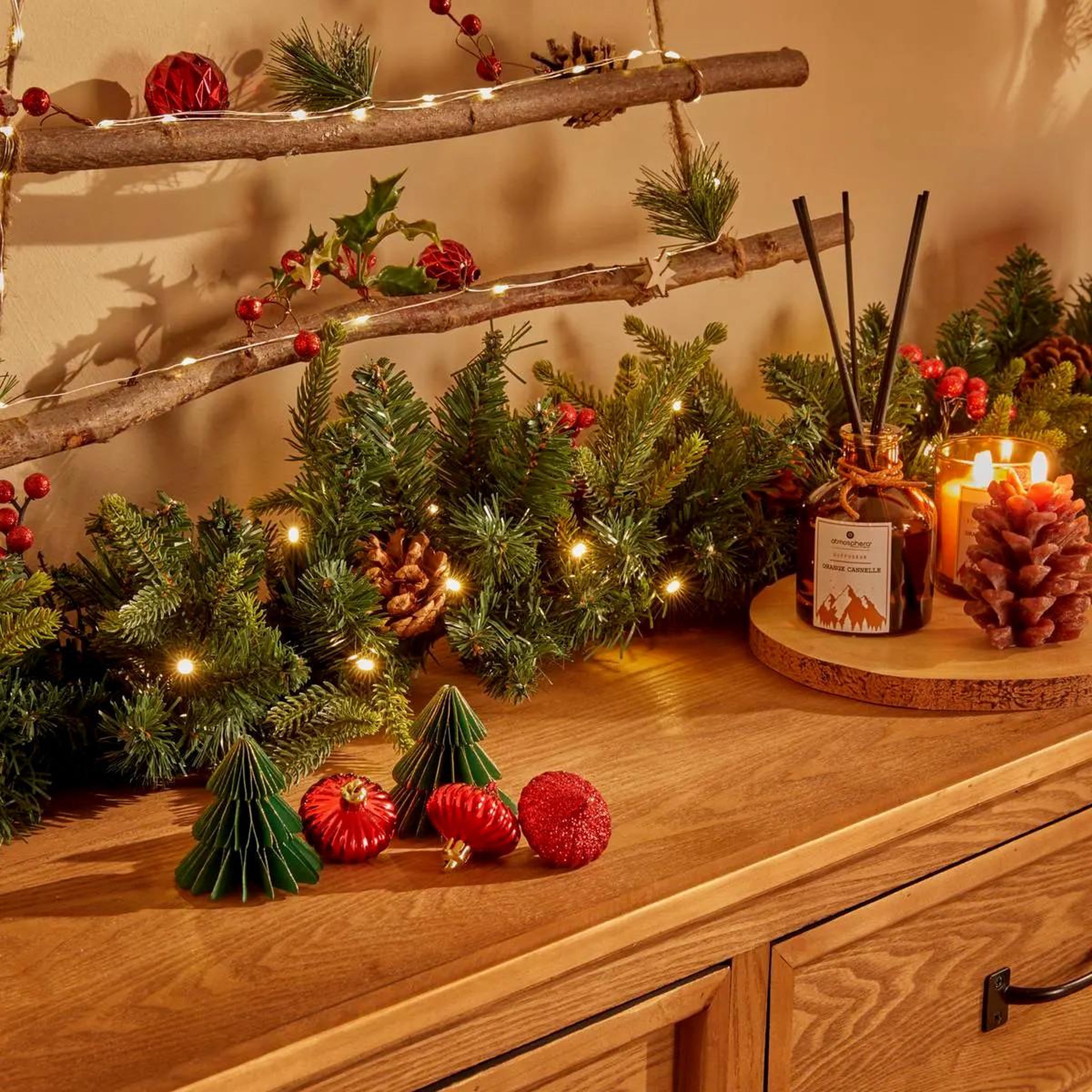 Voir la diapositive 4 : ATMOSPHERA Guirlande de Noël à LED  Baies & Pommes de Pin  180cm Vert