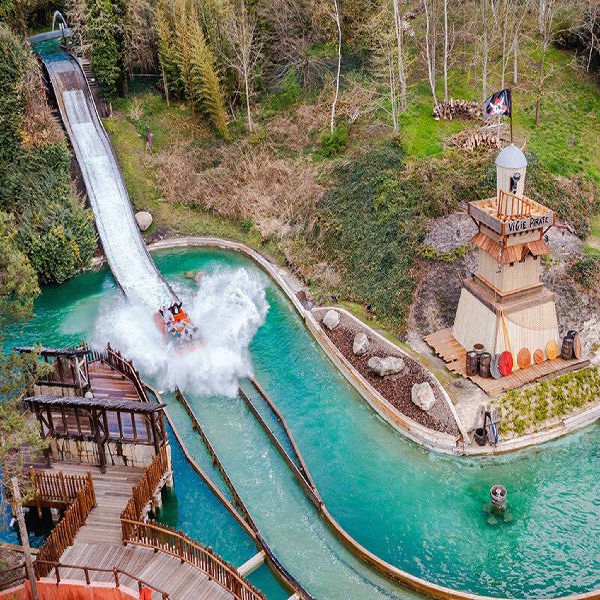 Voir la diapositive 4 : Smartbox Séjour parc astérix : billets d'entrée pour 2 adultes haute saison (2 jours) et nuit à l'hôtel les trois hiboux - coffret cadeau séjour