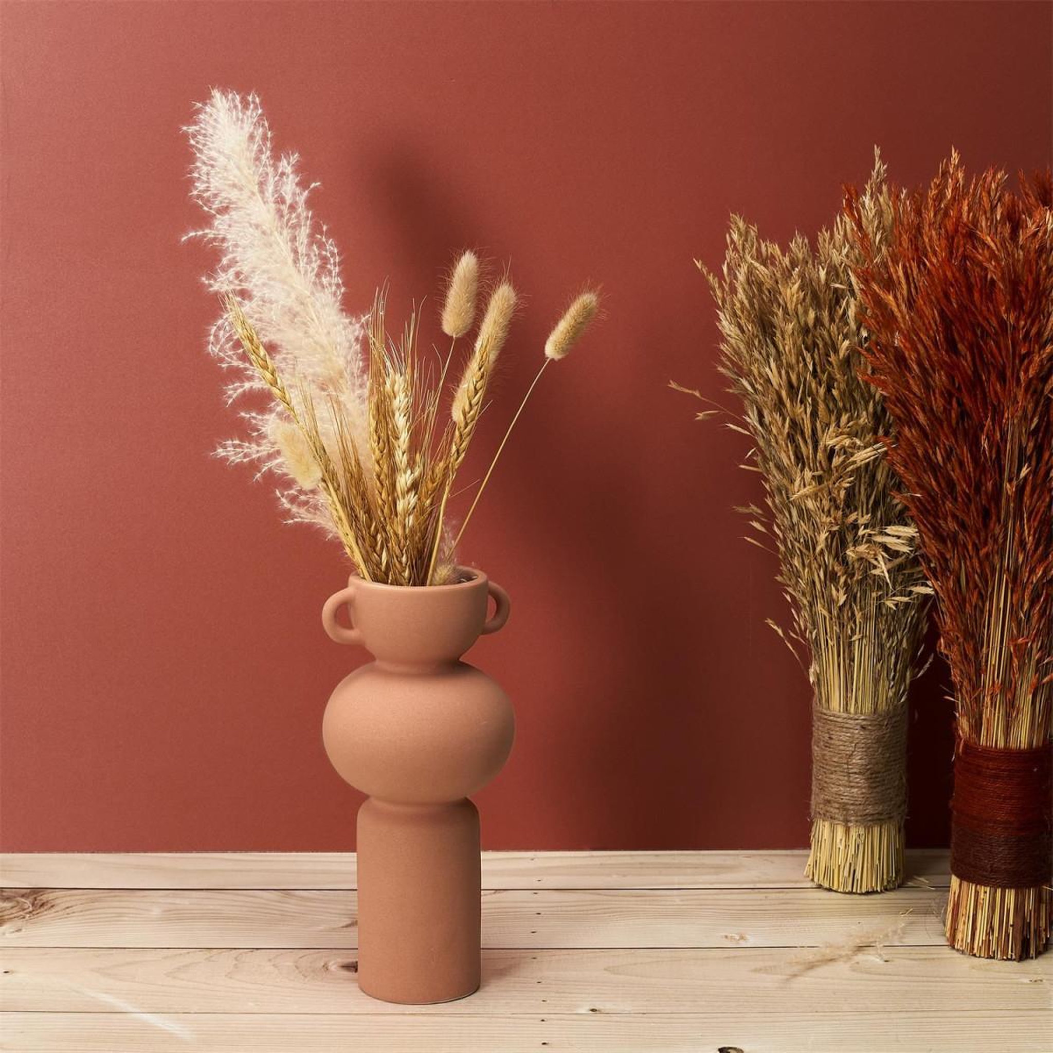 Voir la diapositive 3 : The Home Deco Factory Vase avec anse déco  arty  25cm terracotta