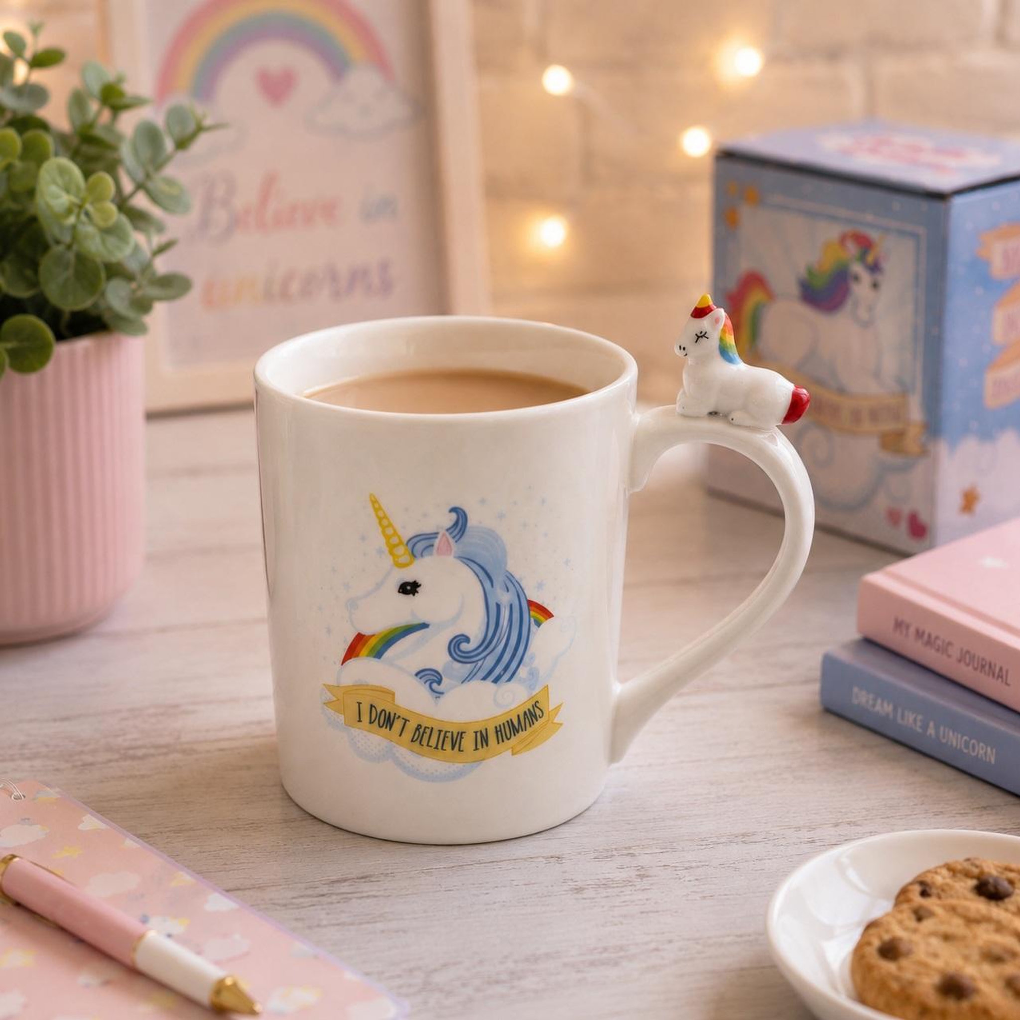 Voir la diapositive 3 : Eden Mug licorne bleue avec anse décorative – tasse féerique en céramique