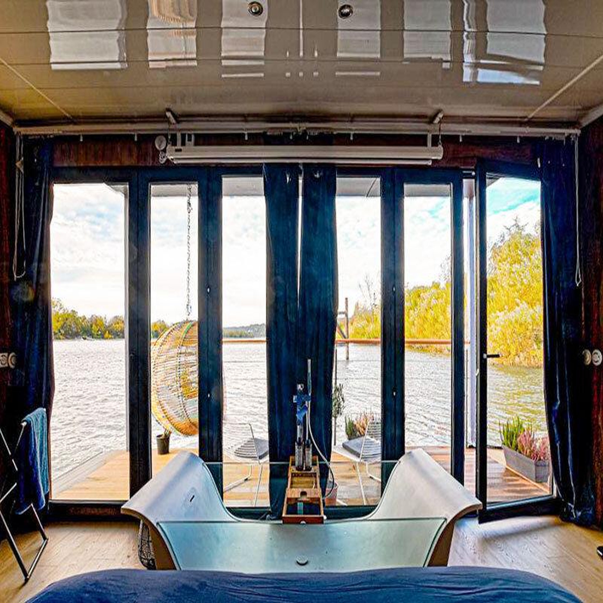 Voir la diapositive 3 : Smartbox Séjour insolite de 2 jours en suite flottante de luxe avec bain bouillonnant près de paris - coffret cadeau séjour
