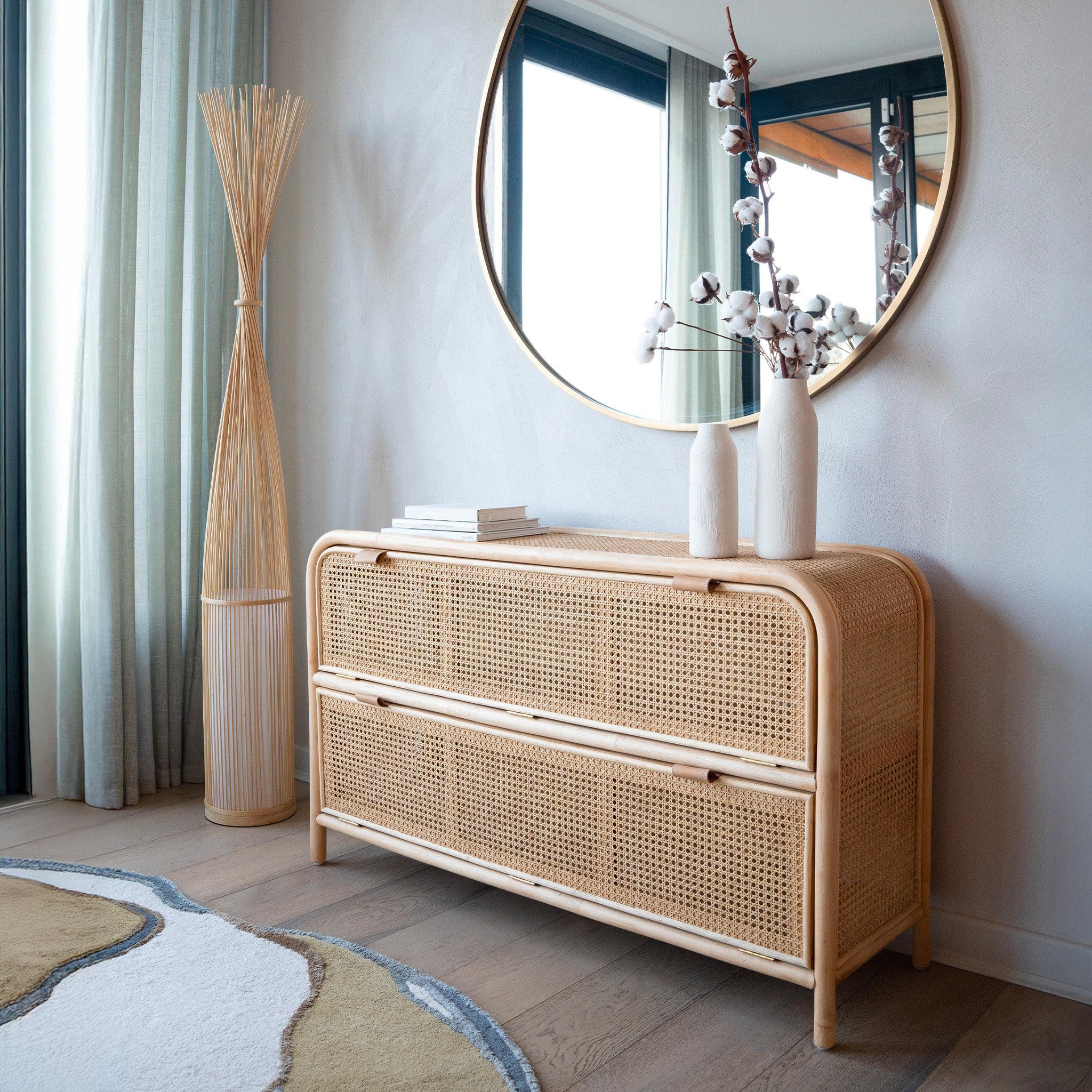 Voir la diapositive 5 : MAISON PAVANE Commode en rotin et bois massif, 2 portes abattantes-alata