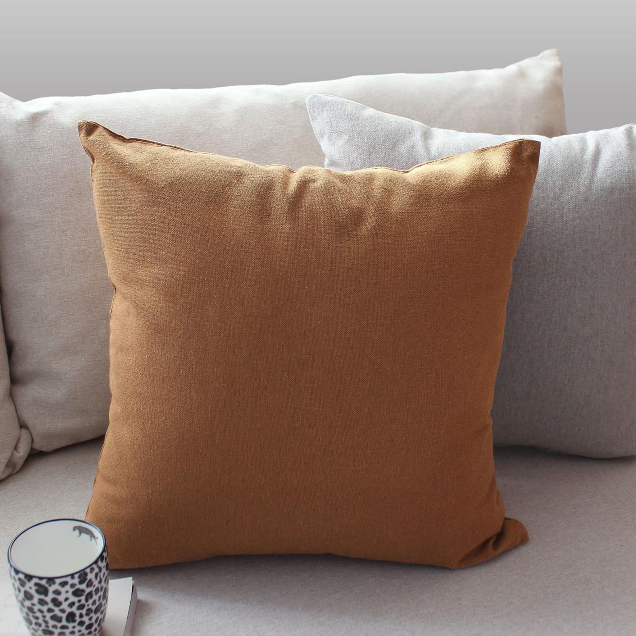 Voir la diapositive 3 : ENJOY HOME Coussin déco uni  cambria  40x40cm marron