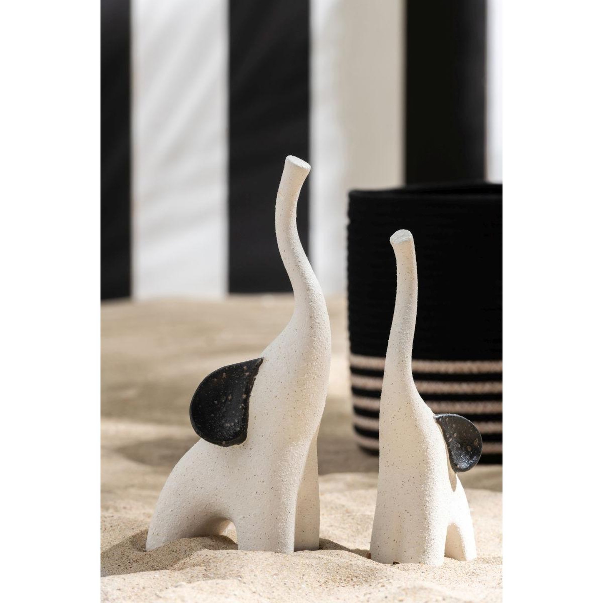 Voir la diapositive 3 : J-LINE Lot de 2 éléphants en grès  zane  30cm blanc cassé