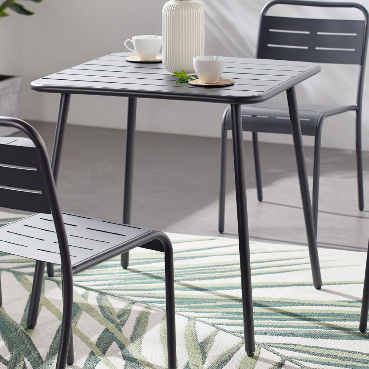 CONCEPT USINE Ensemble table + chaises gris foncé 4 places BERGAME