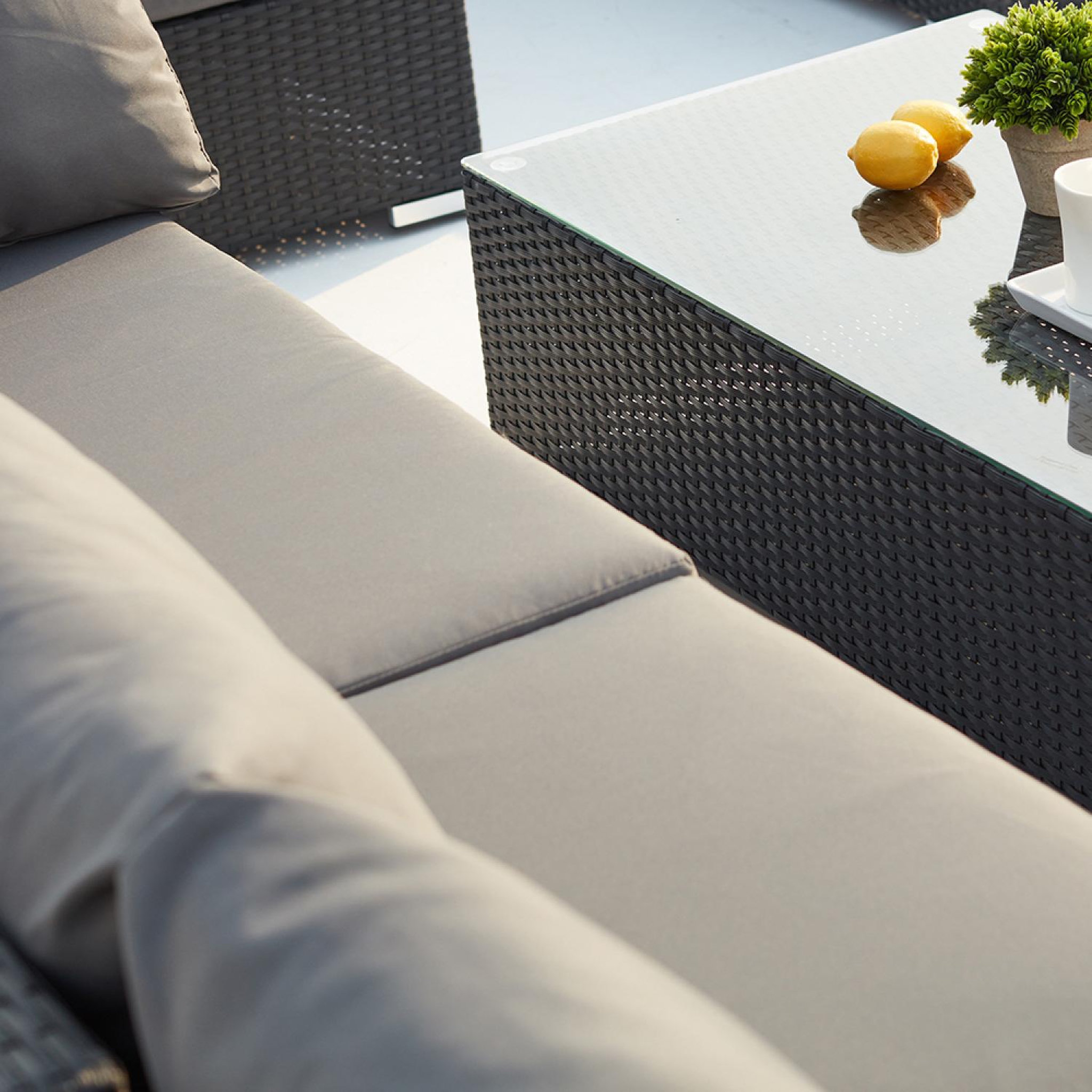 Voir la diapositive 6 : CONCEPT USINE Salon de jardin modulable 6 places en résine gris et beige salento