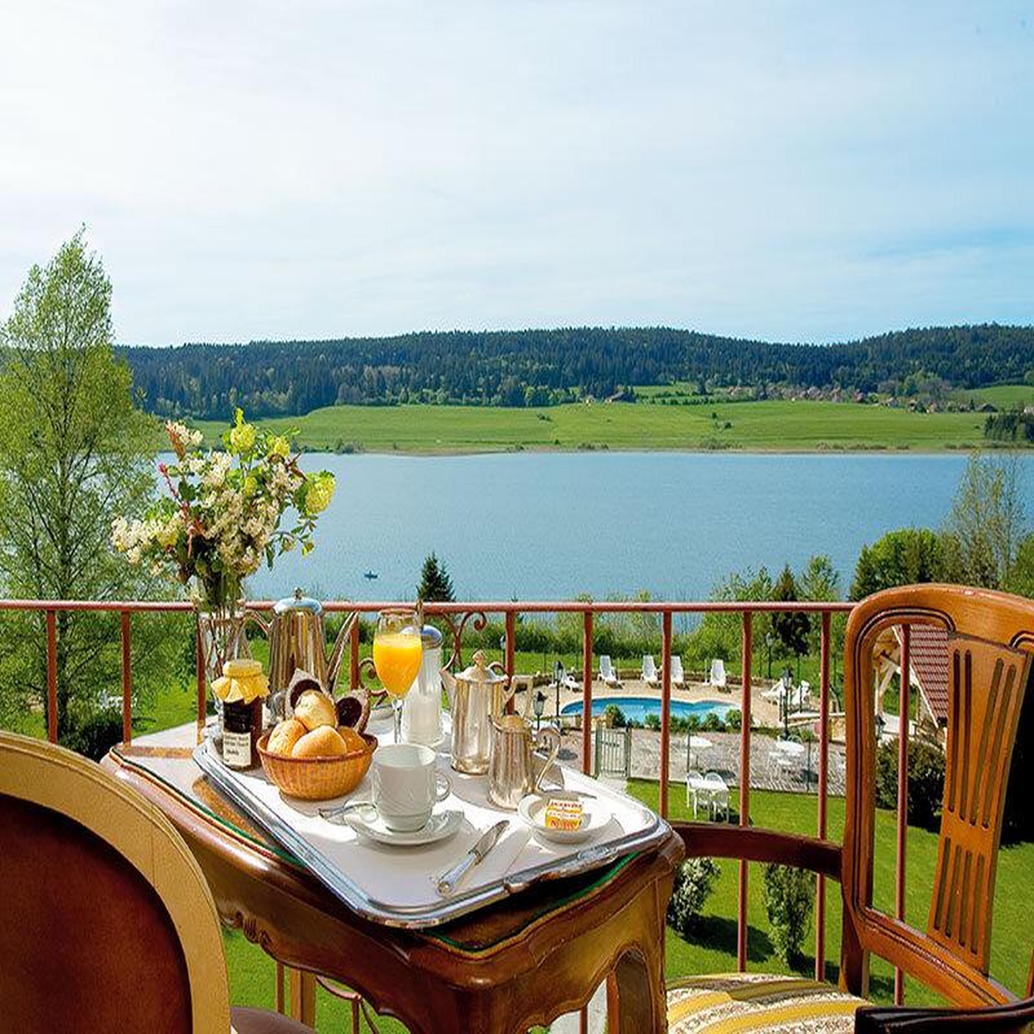 Voir la diapositive 3 : Smartbox 2 jours en famille en hôtel 3* avec vue sur le lac à la frontière suisse - coffret cadeau séjour