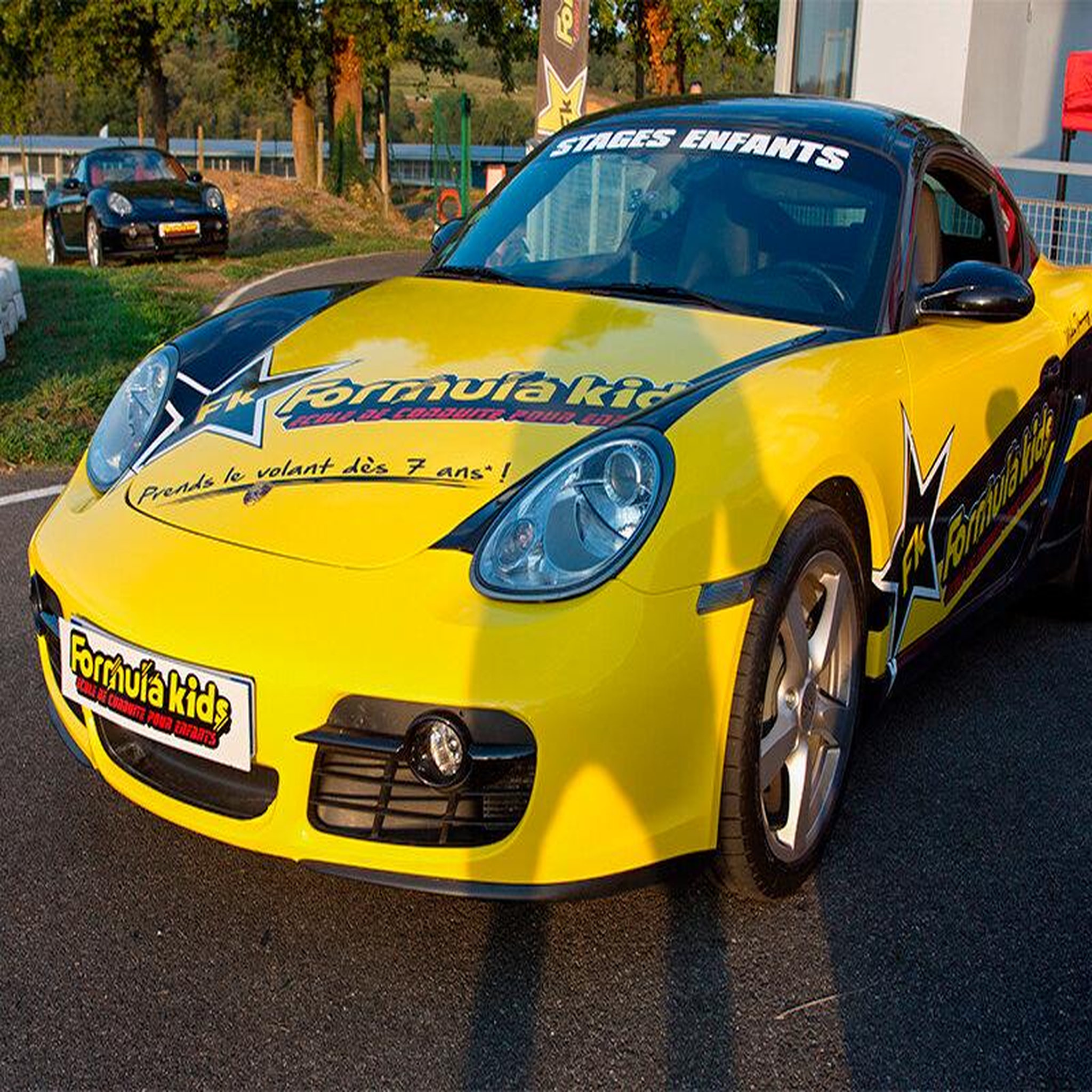 Voir la diapositive 2 : Smartbox Stage pilotage enfant : 12 ou 15 tours de circuit au volant d'une Porsche Cayman - Coffret Cadeau Sport & Aventure